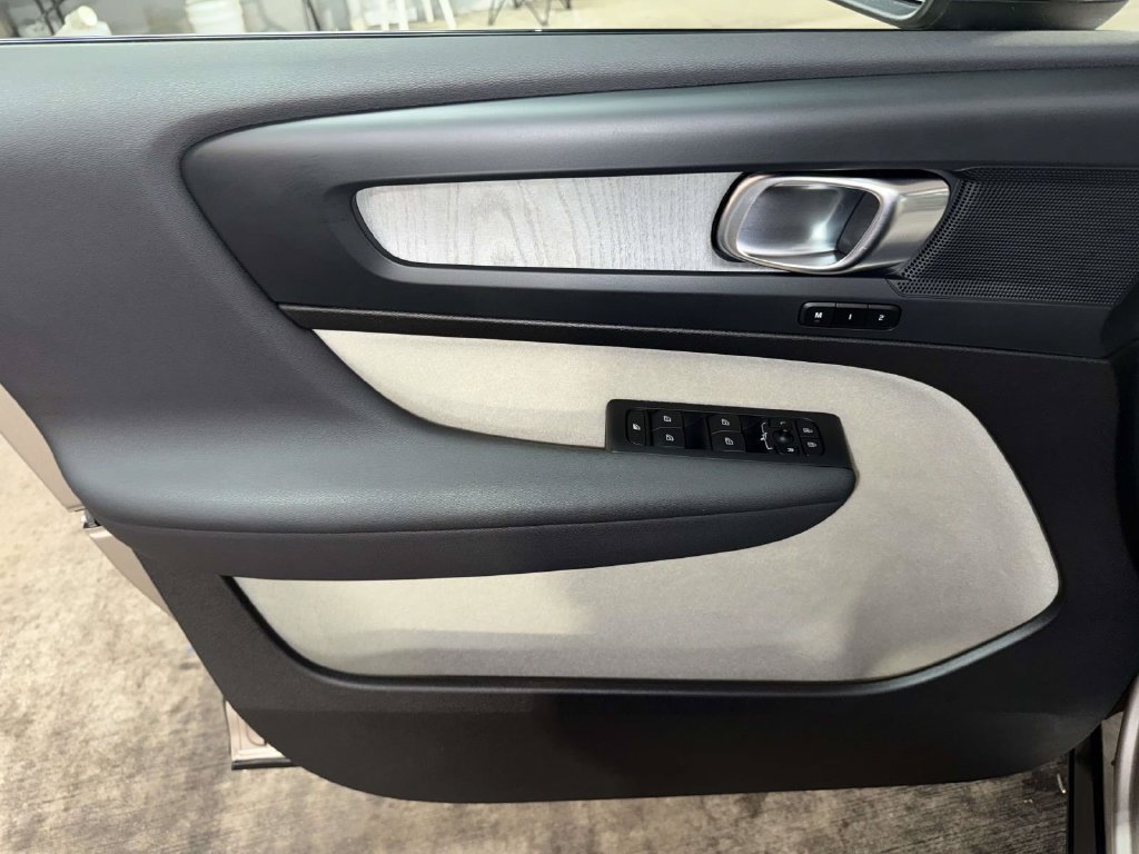 Used 2024 Volvo XC40 B5 Plus AWD/4WD image 20