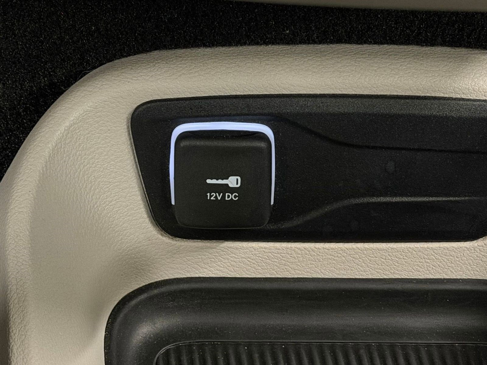 Used 2023 Chrysler Voyager LX image 28