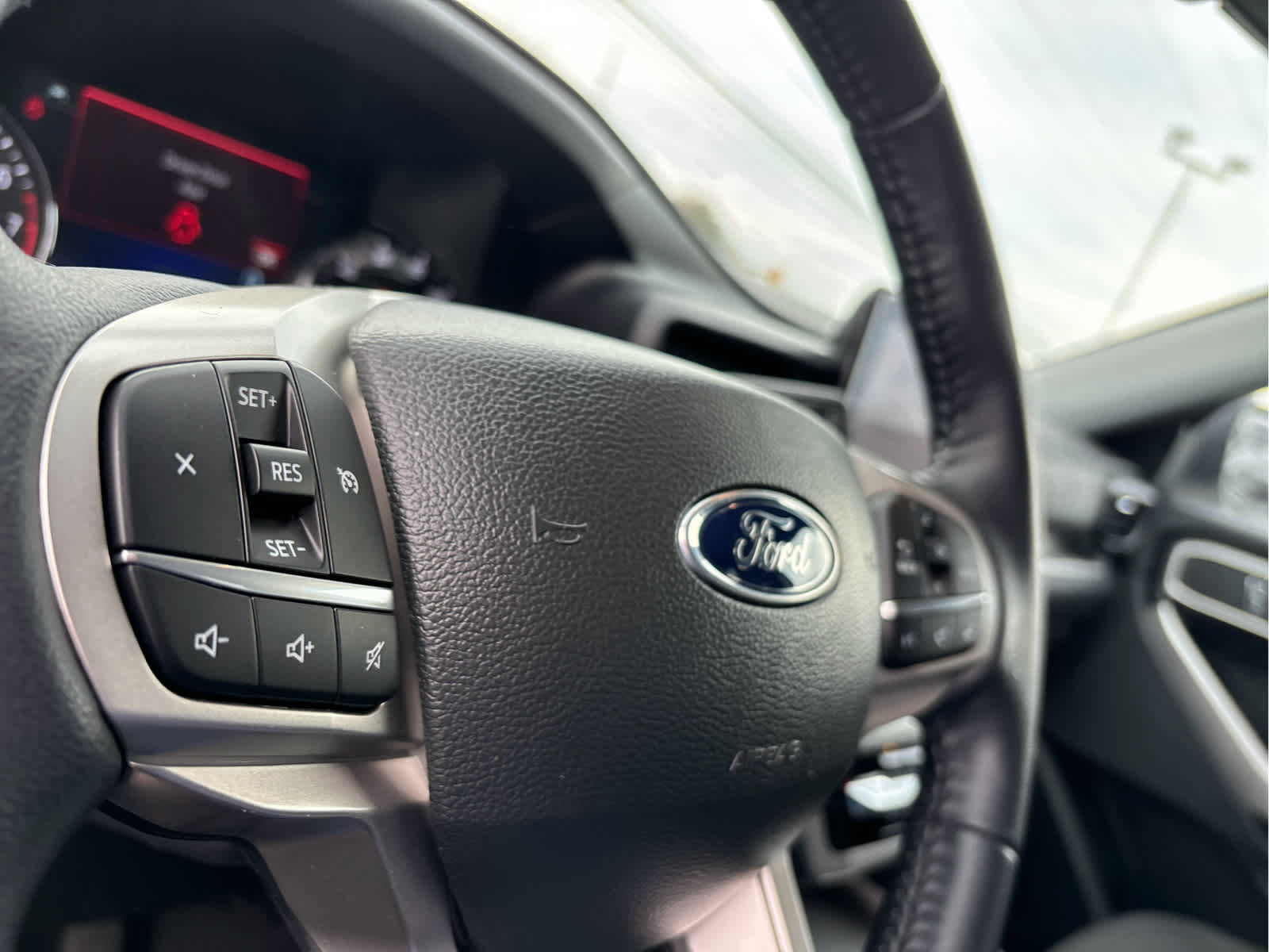 Used 2023 Ford Explorer XLT image 11