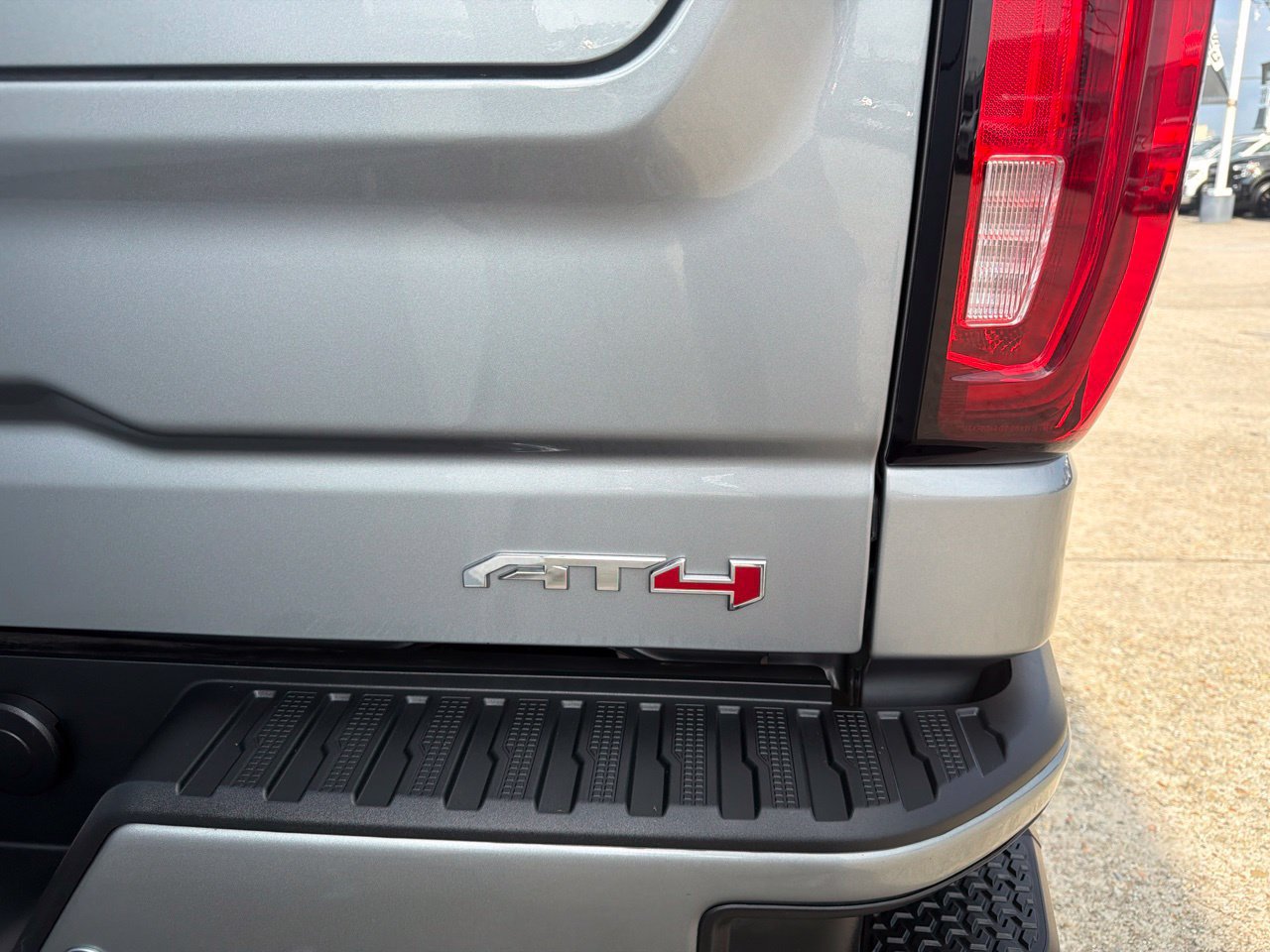 Used 2025 GMC Sierra 1500 AT4 w/ AT4 Premium Package AWD/4WD image 5