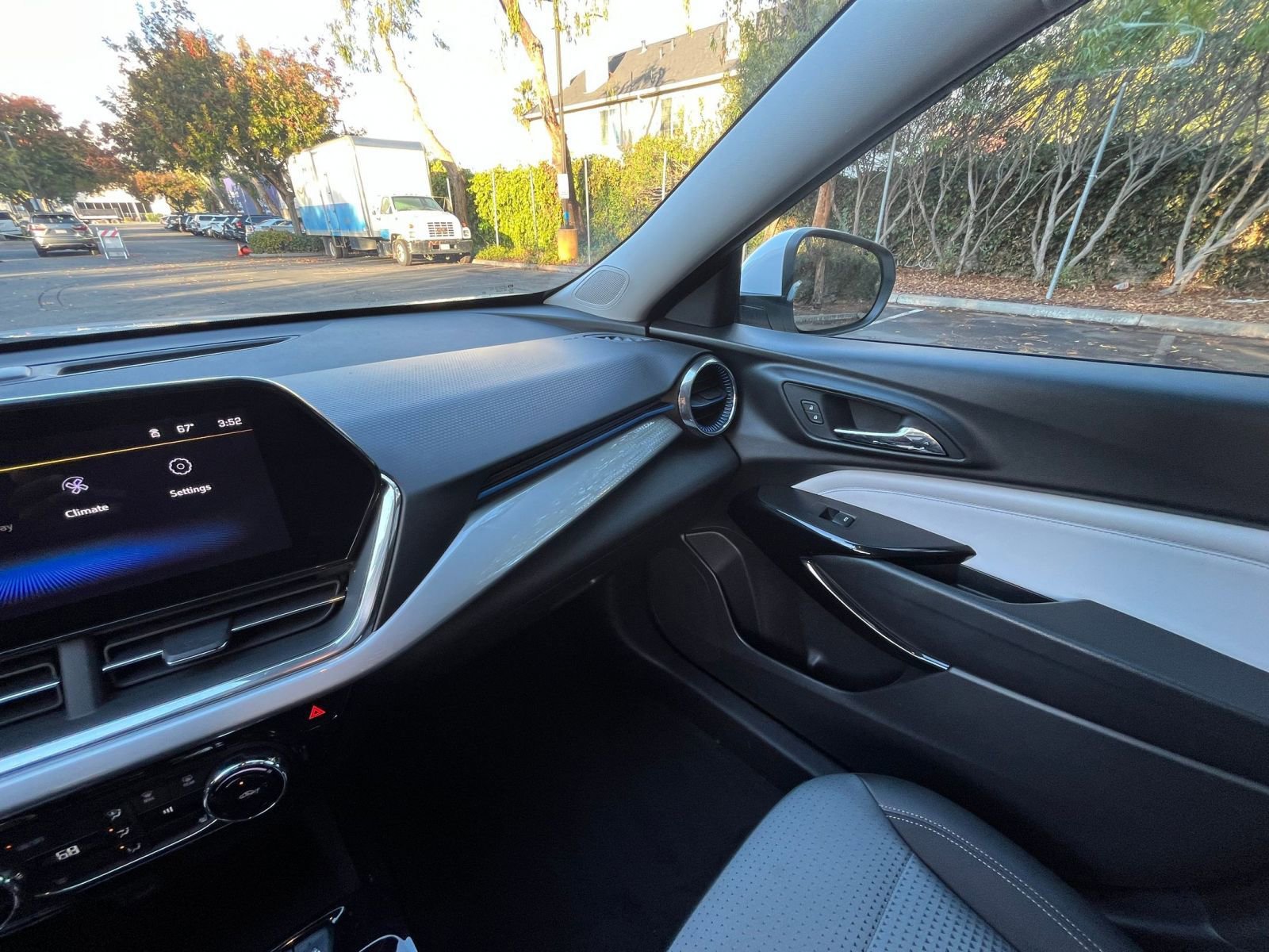 Used 2025 Chevrolet Trax LT w/ LT Convenience Package image 33