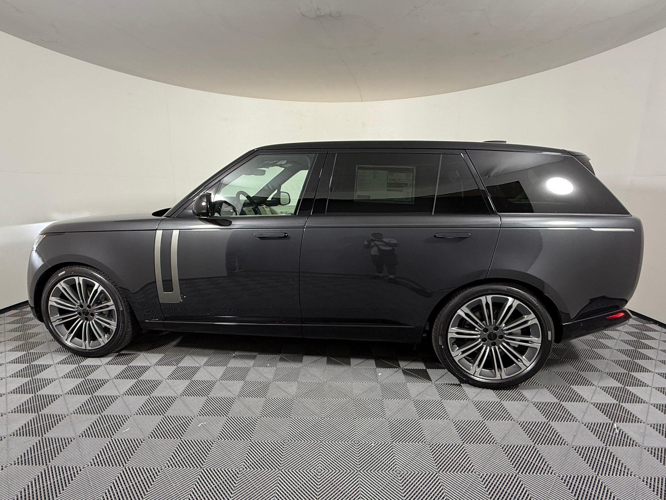 New 2026 Land Rover Range Rover Long Wheelbase SE AWD/4WD image 2