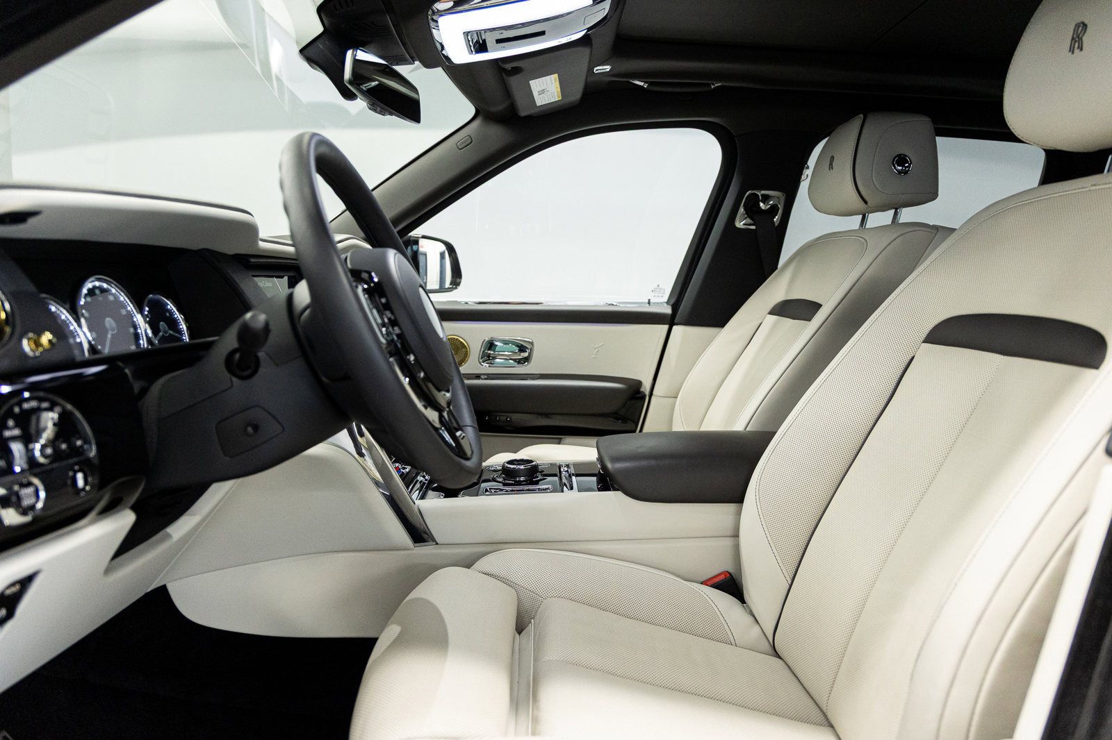 Certified 2023 Rolls-Royce Cullinan w/ Cullinan Package image 30