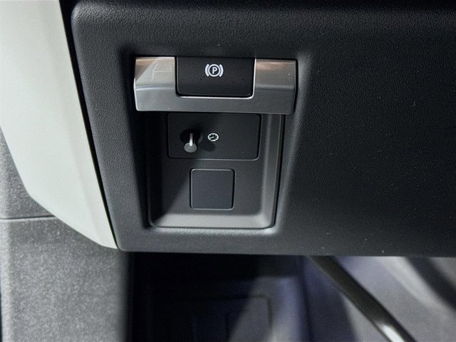 New 2026 Land Rover Defender 130 X-Dynamic SE image 10