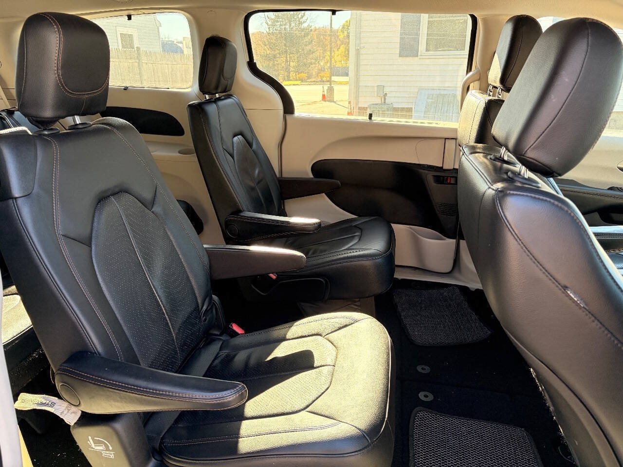 Used 2020 Chrysler Pacifica Touring-L FWD image 20