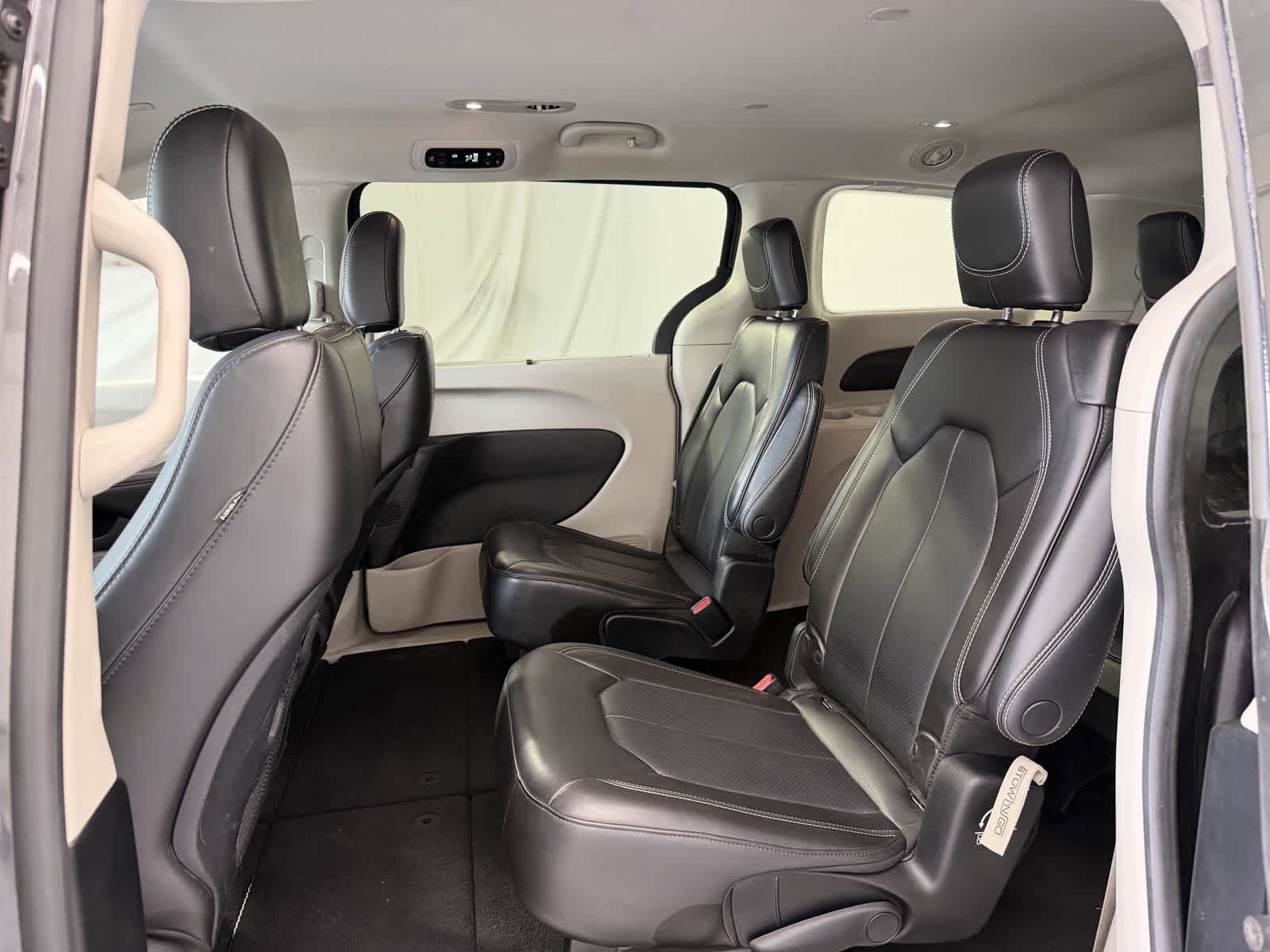Used 2023 Chrysler Pacifica Touring-L FWD image 11
