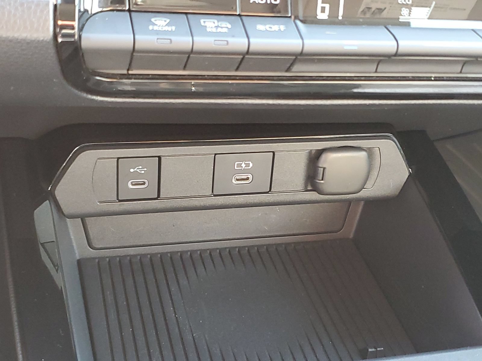 Certified 2025 Toyota Prius LE FWD image 29