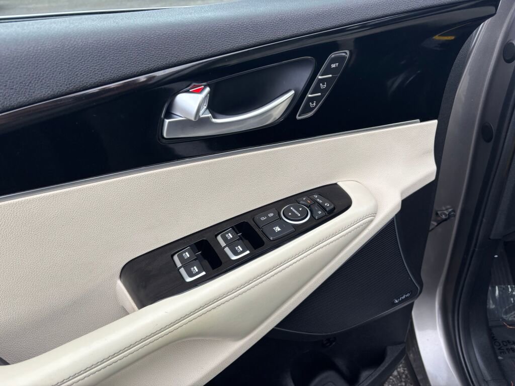 Used 2017 Kia Sorento SX image 21