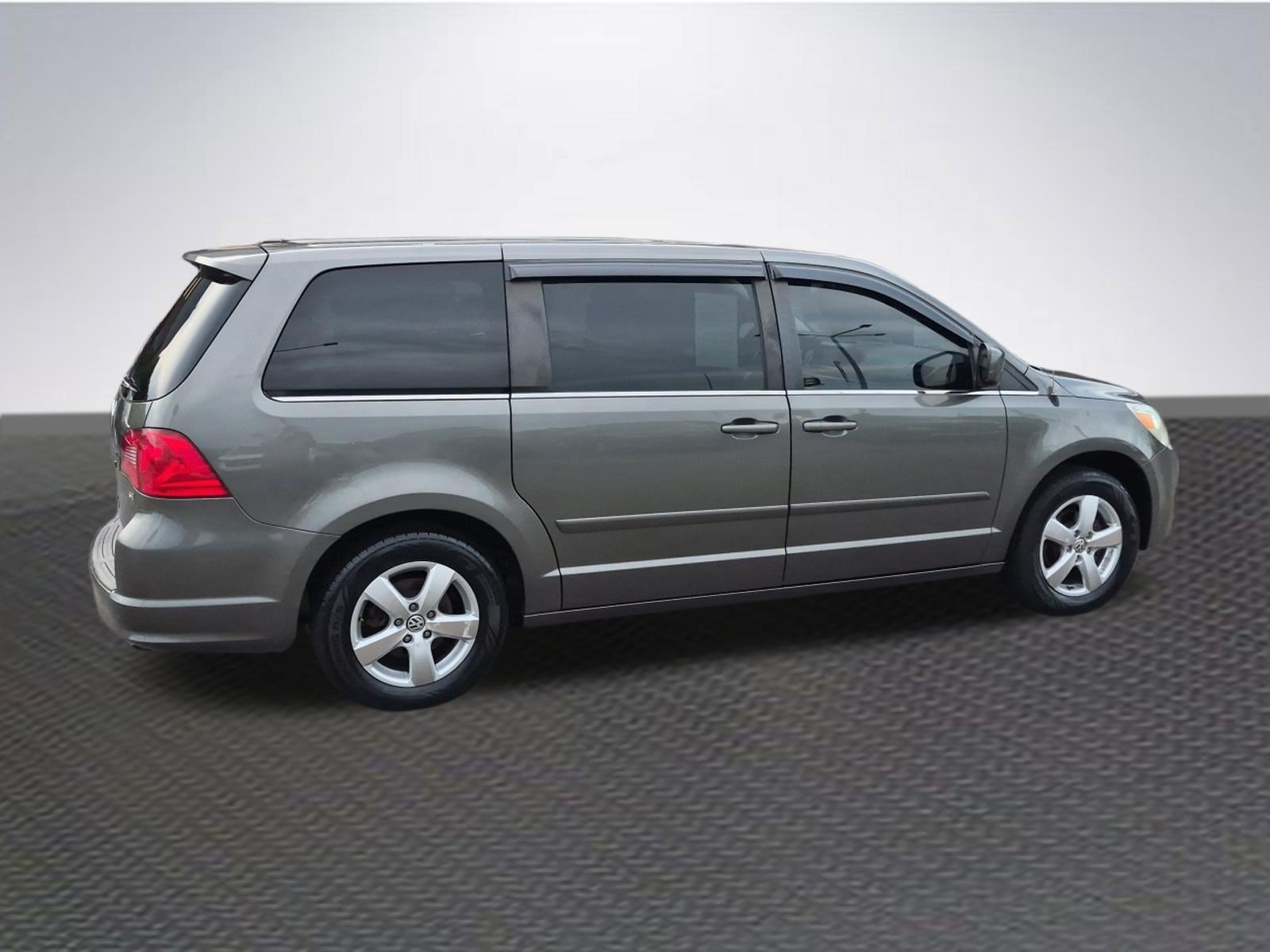 Used 2010 Volkswagen Routan SE FWD image 4