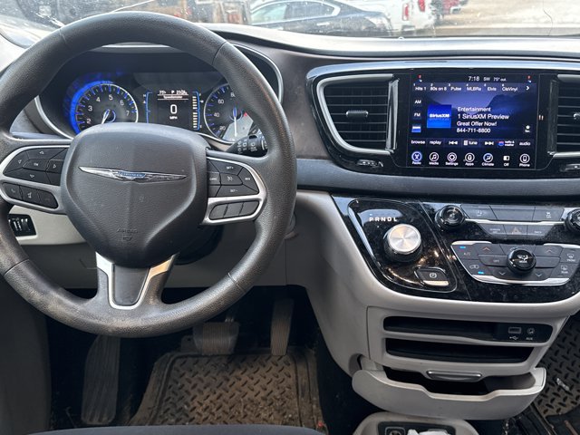 Used 2017 Chrysler Pacifica Touring FWD image 4