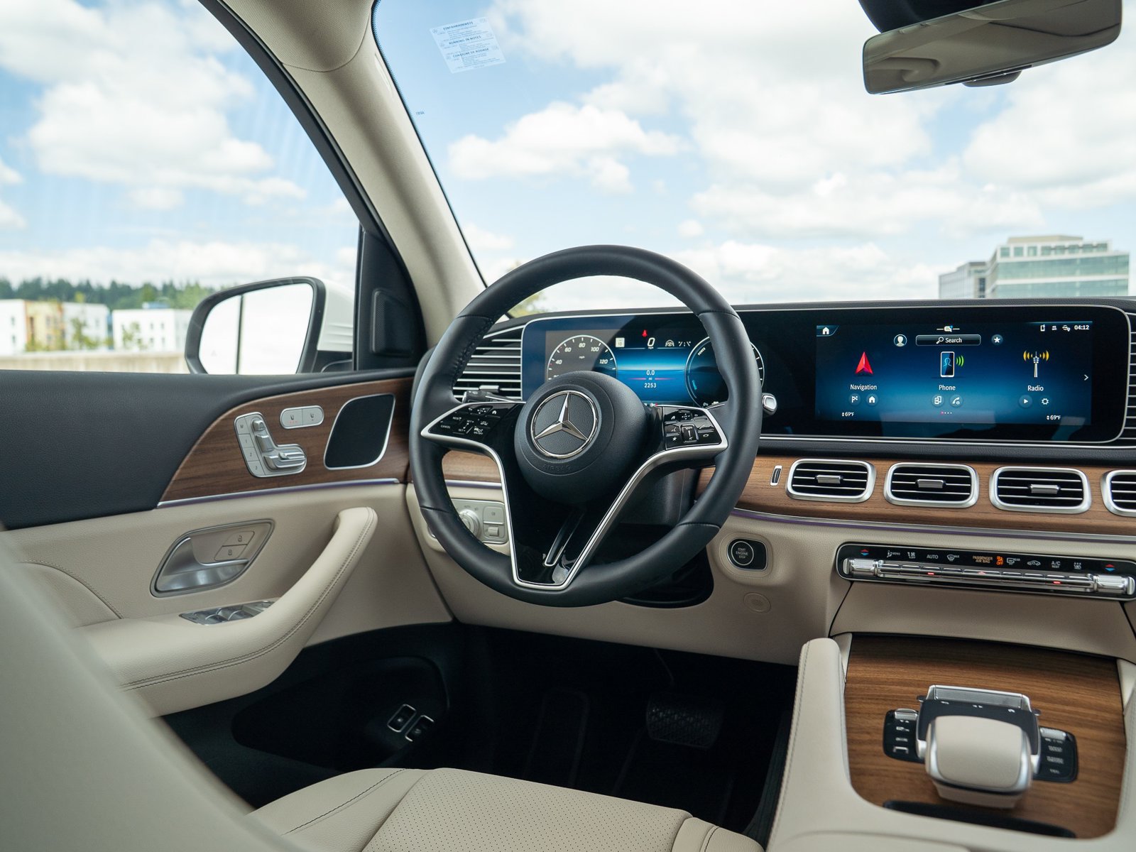 Certified 2025 Mercedes-Benz GLE 450e 4MATIC w/ Driver Assistance Package image 16
