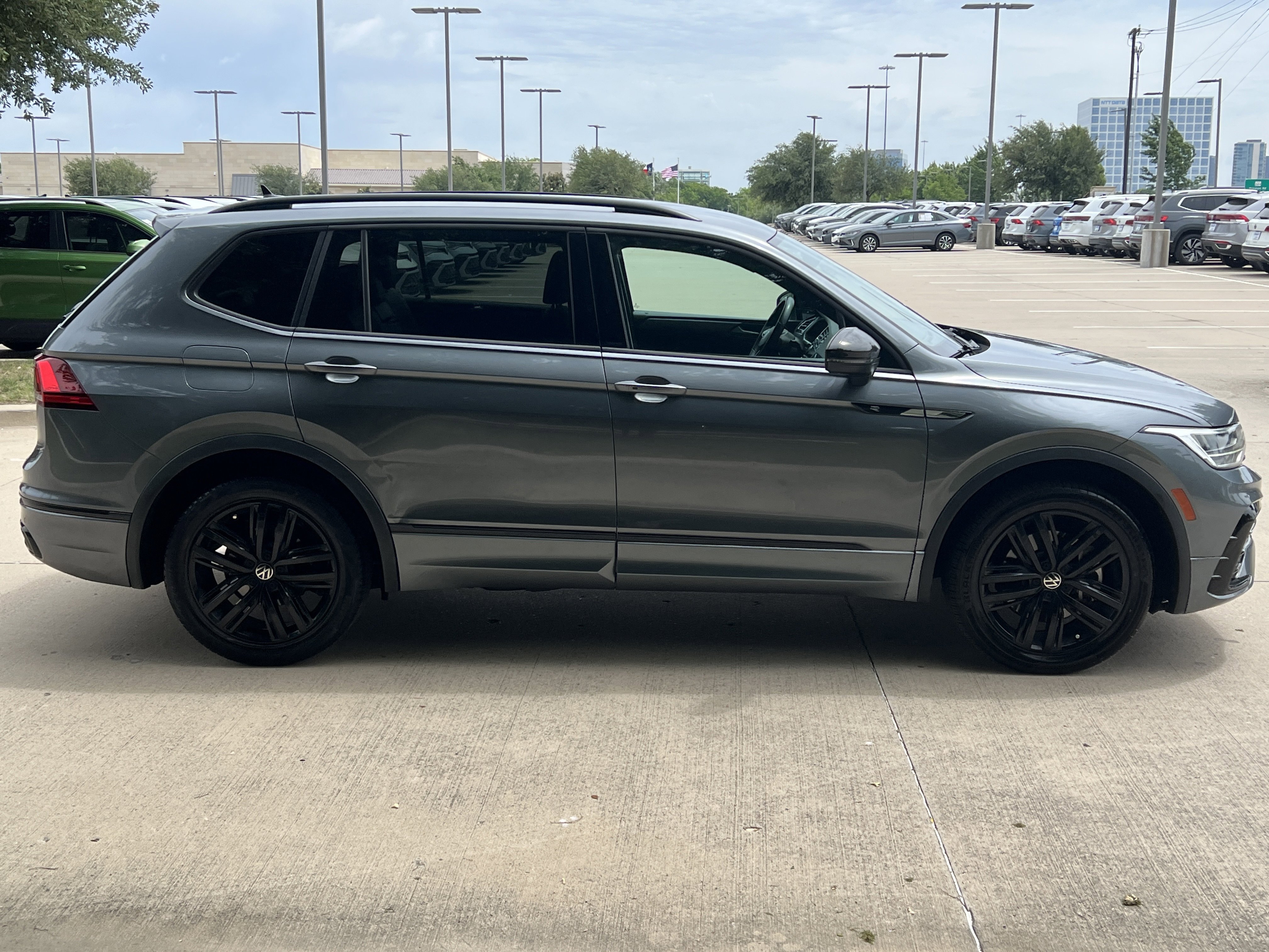 Used 2022 Volkswagen Tiguan SE R-Line FWD image 11