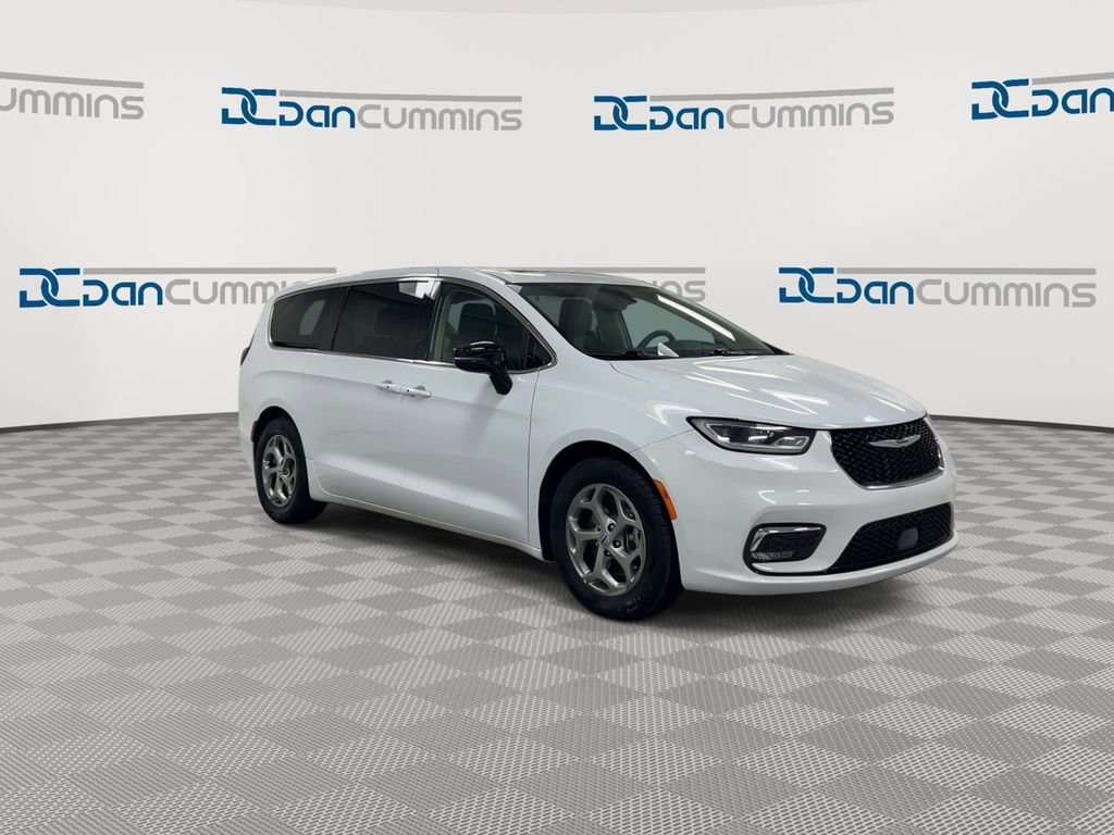Used 2024 Chrysler Pacifica Limited image 2