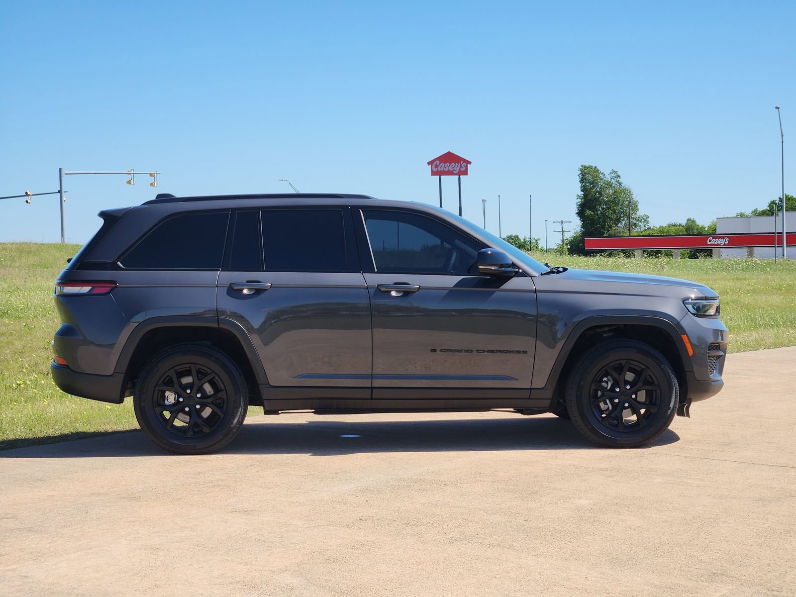 Used 2024 Jeep Grand Cherokee Altitude AWD/4WD image 7