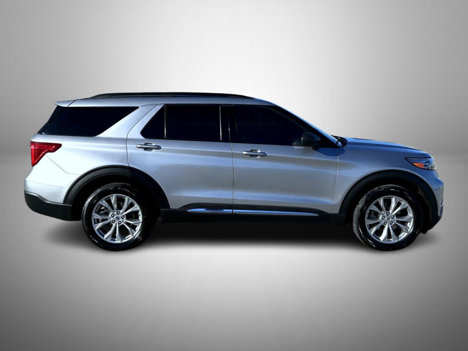 Used 2020 Ford Explorer XLT w/ Equipment Group 202A AWD/4WD image 4