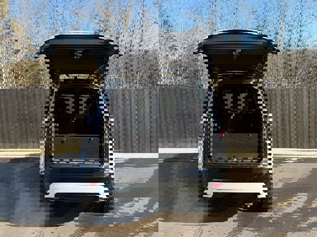 Certified 2025 Land Rover Discovery Dynamic SE image 5