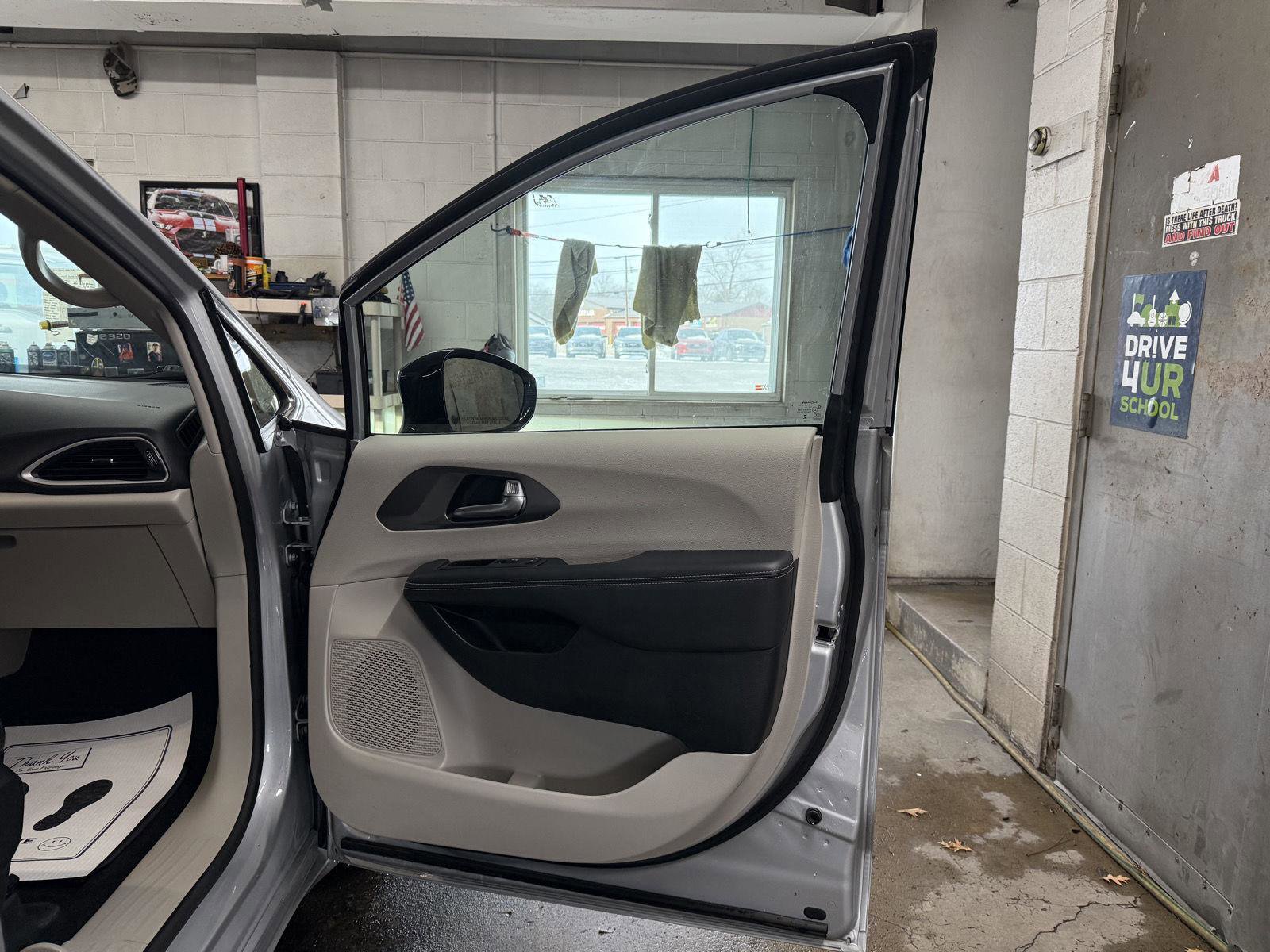 Used 2024 Chrysler Pacifica Touring-L image 22