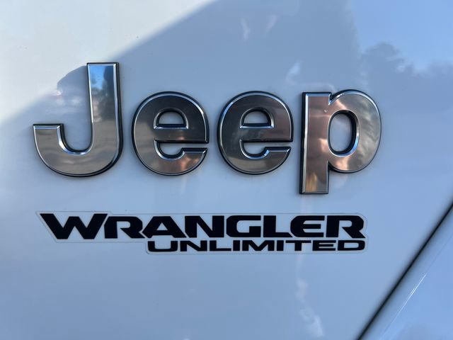 Used 2022 Jeep Wrangler Unlimited Sahara AWD/4WD image 38