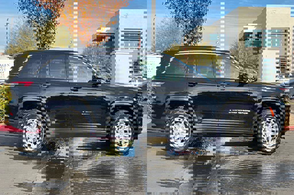 New 2025 Jeep Grand Cherokee Laredo X image 3