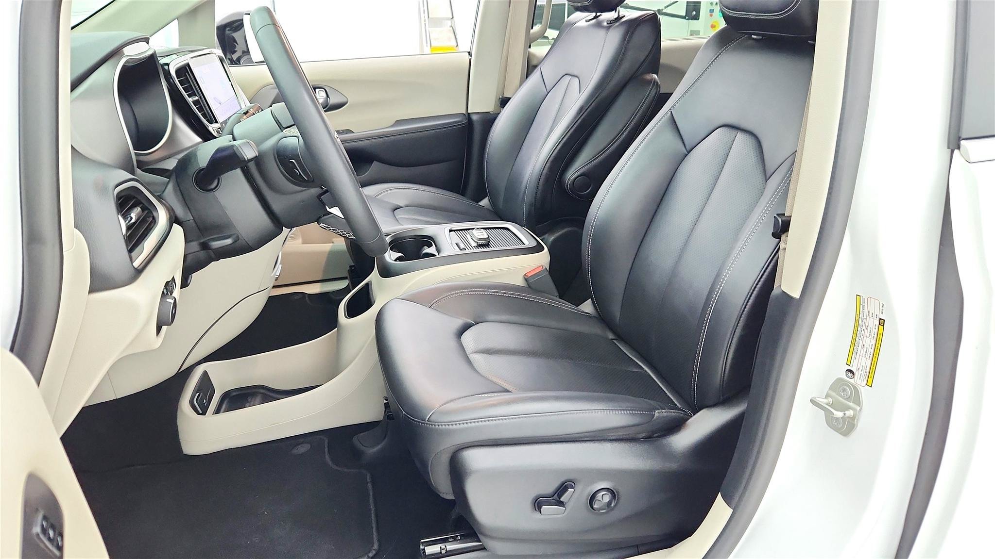 Used 2024 Chrysler Pacifica Touring-L FWD image 10