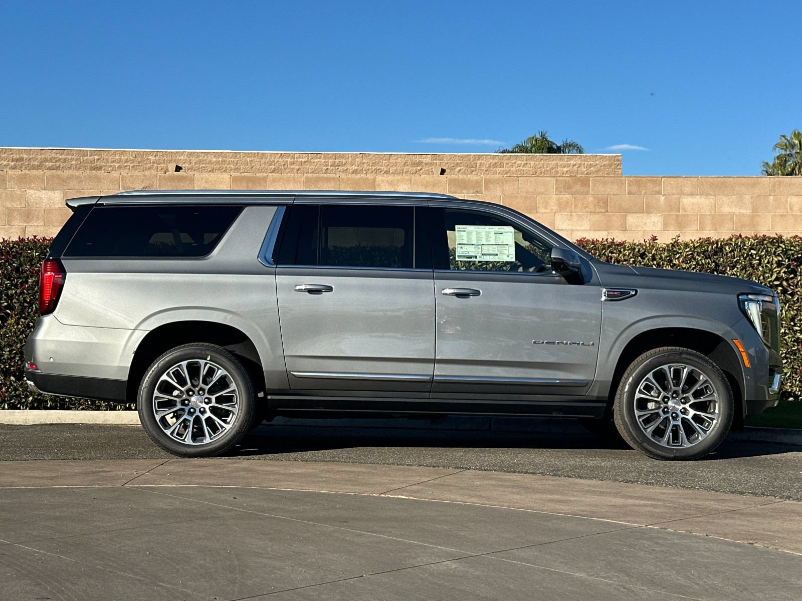 New 2026 GMC Yukon XL Denali w/ Sun & Power Step Package AWD/4WD video 3