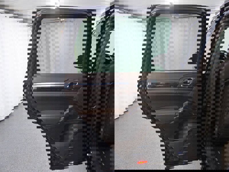 Used 2015 Porsche Cayenne Turbo image 29