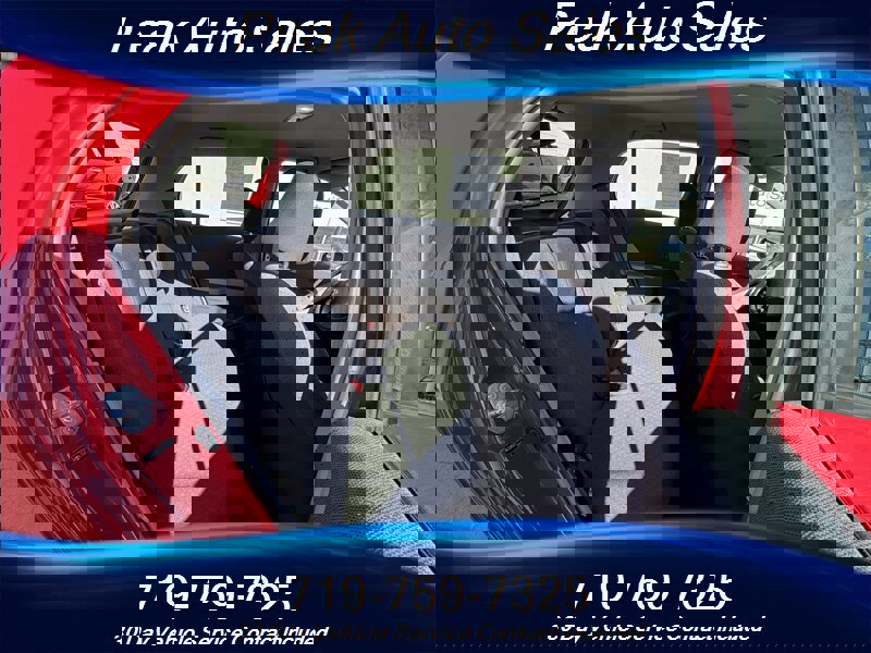 Used 2010 Toyota Yaris 4-Door Hatchback image 27