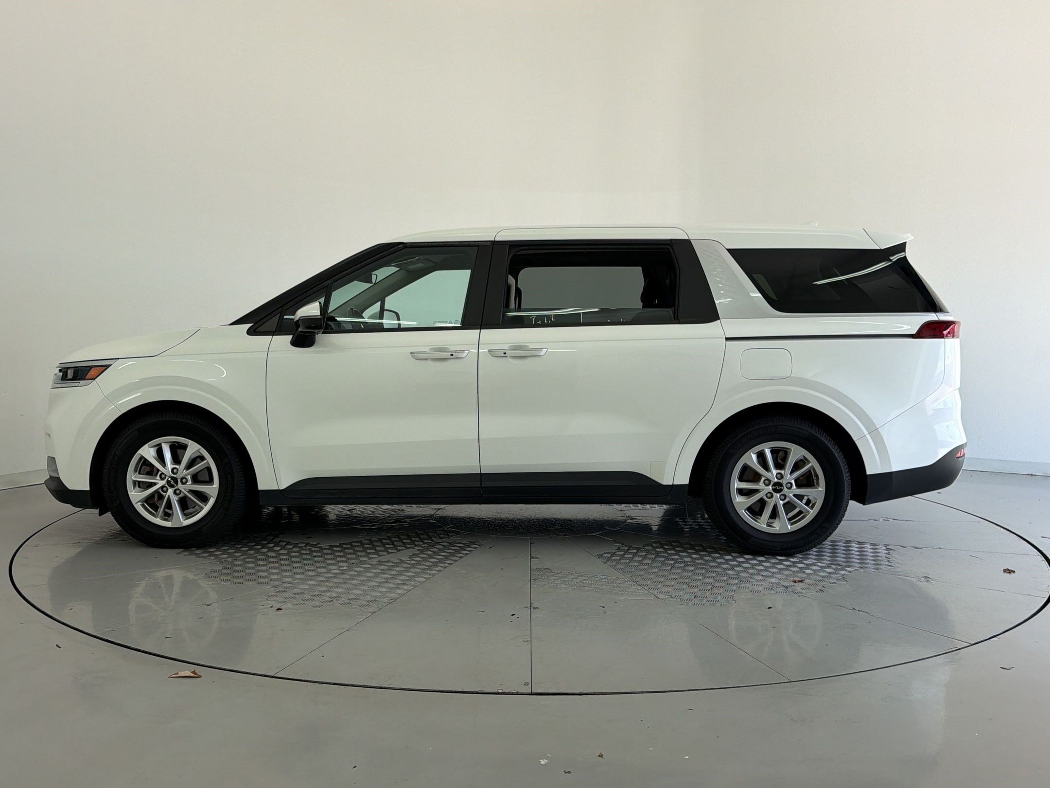 Used 2022 Kia Carnival LX FWD image 2