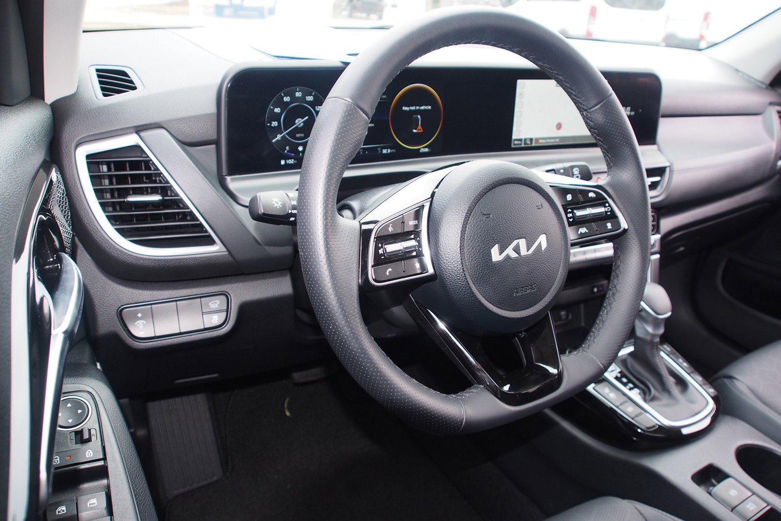 Used 2025 Kia Seltos SX w/ SX Sunroof Package image 15