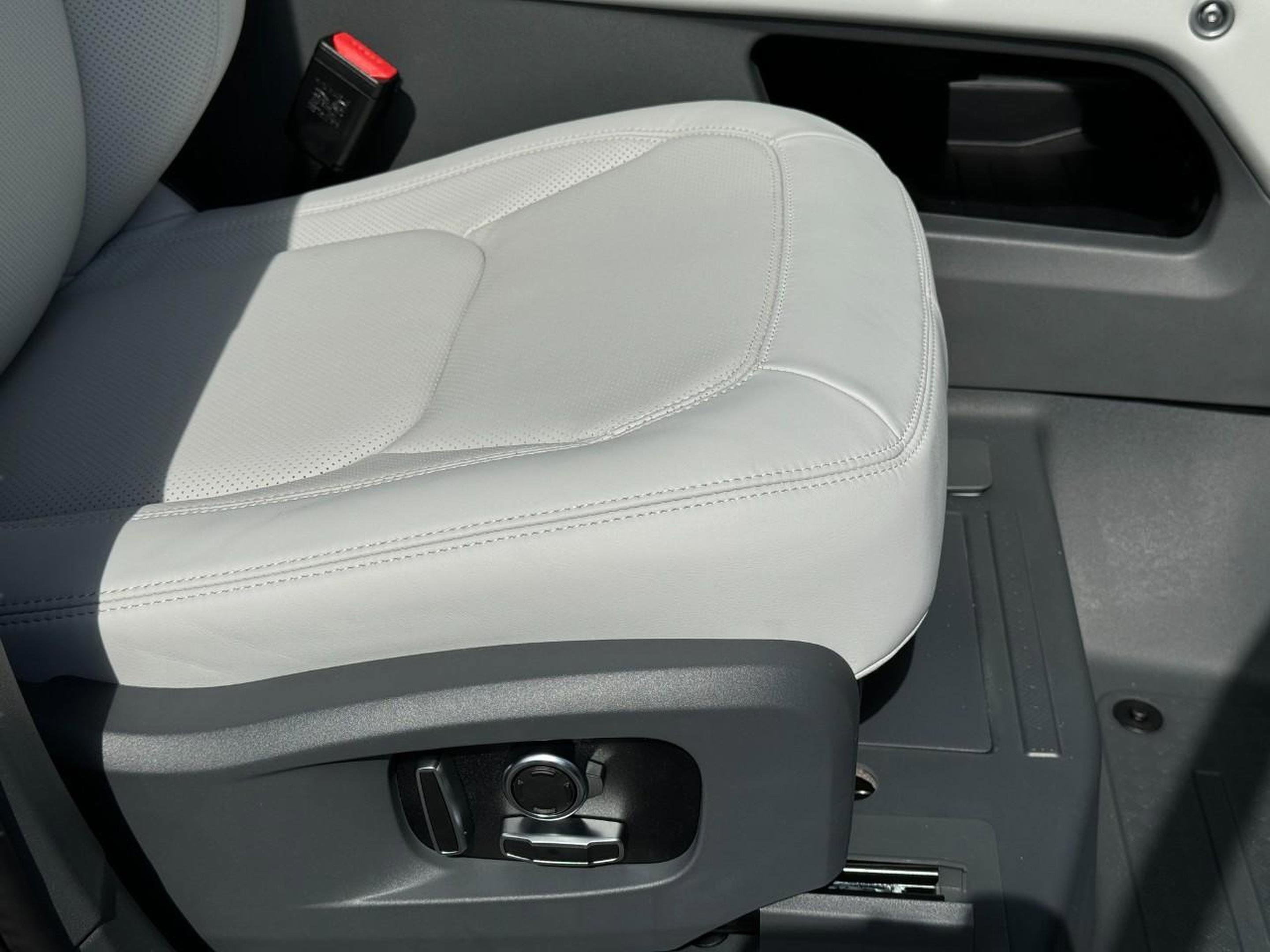 Certified 2025 Land Rover Defender 130 X-Dynamic SE image 22