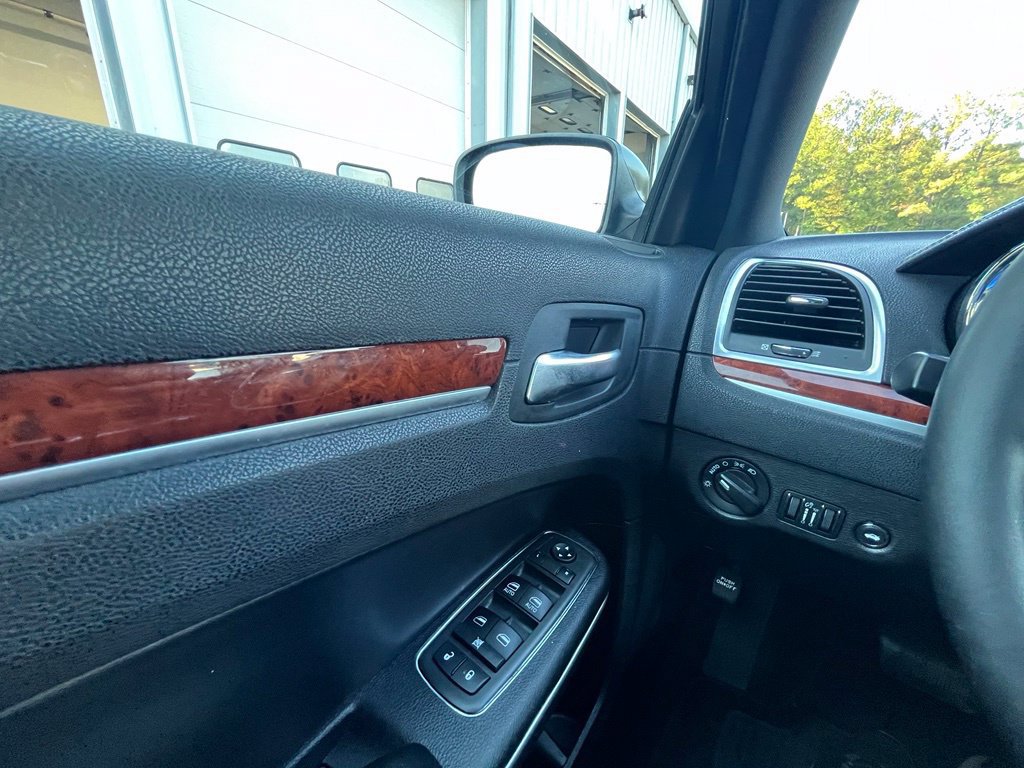 Used 2013 Chrysler 300 RWD image 18