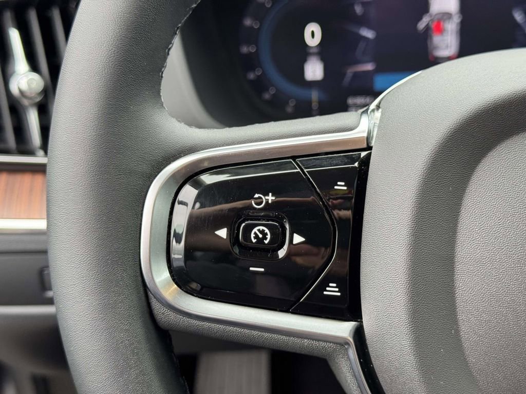 Certified 2023 Volvo XC60 B5 Plus w/ Climate Package image 18