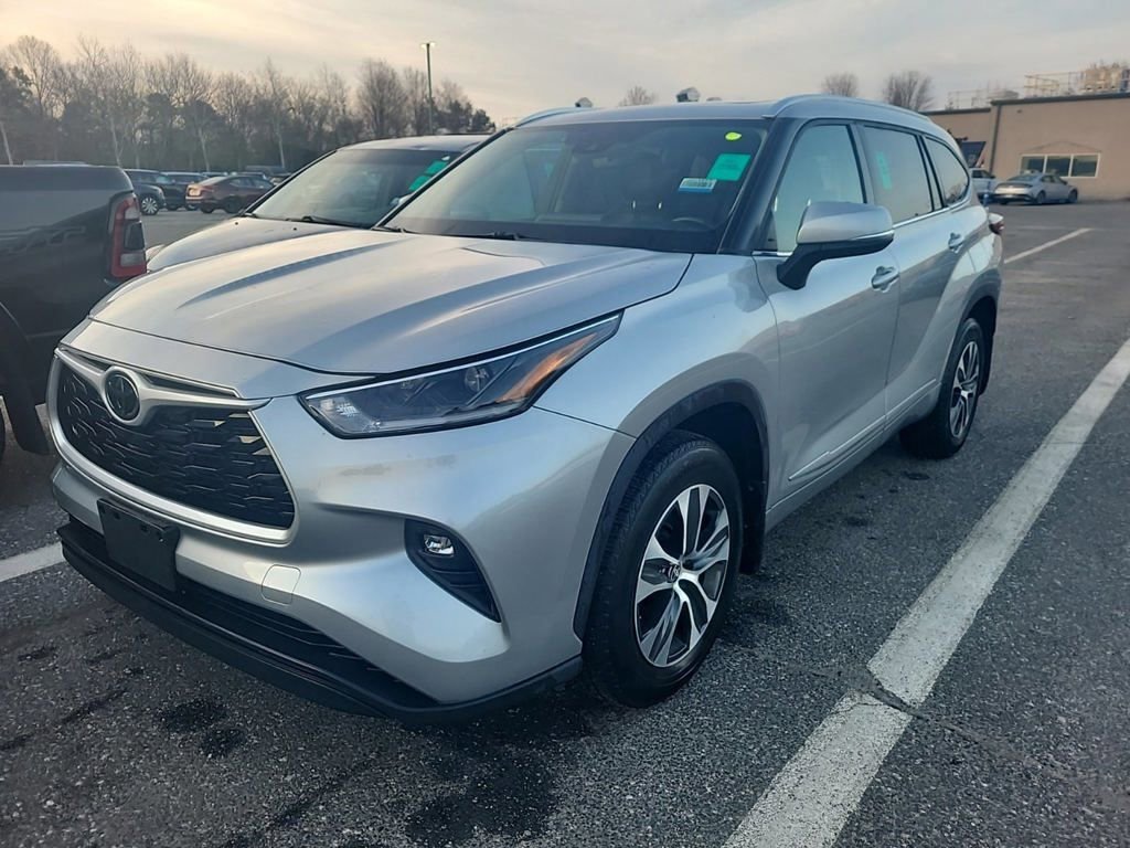 Used 2021 Toyota Highlander XLE AWD/4WD image 2