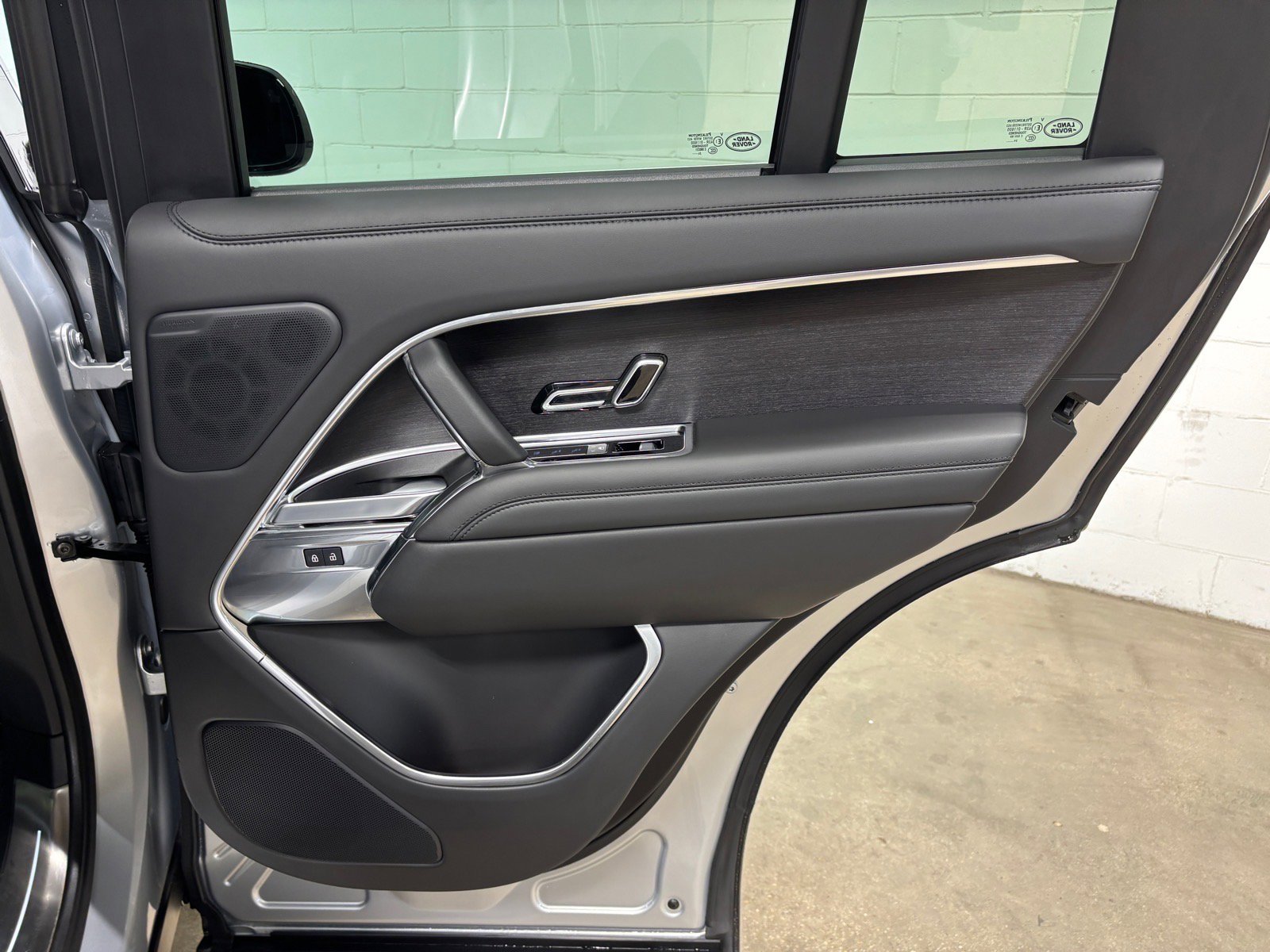 Used 2025 Land Rover Range Rover SE AWD/4WD image 40