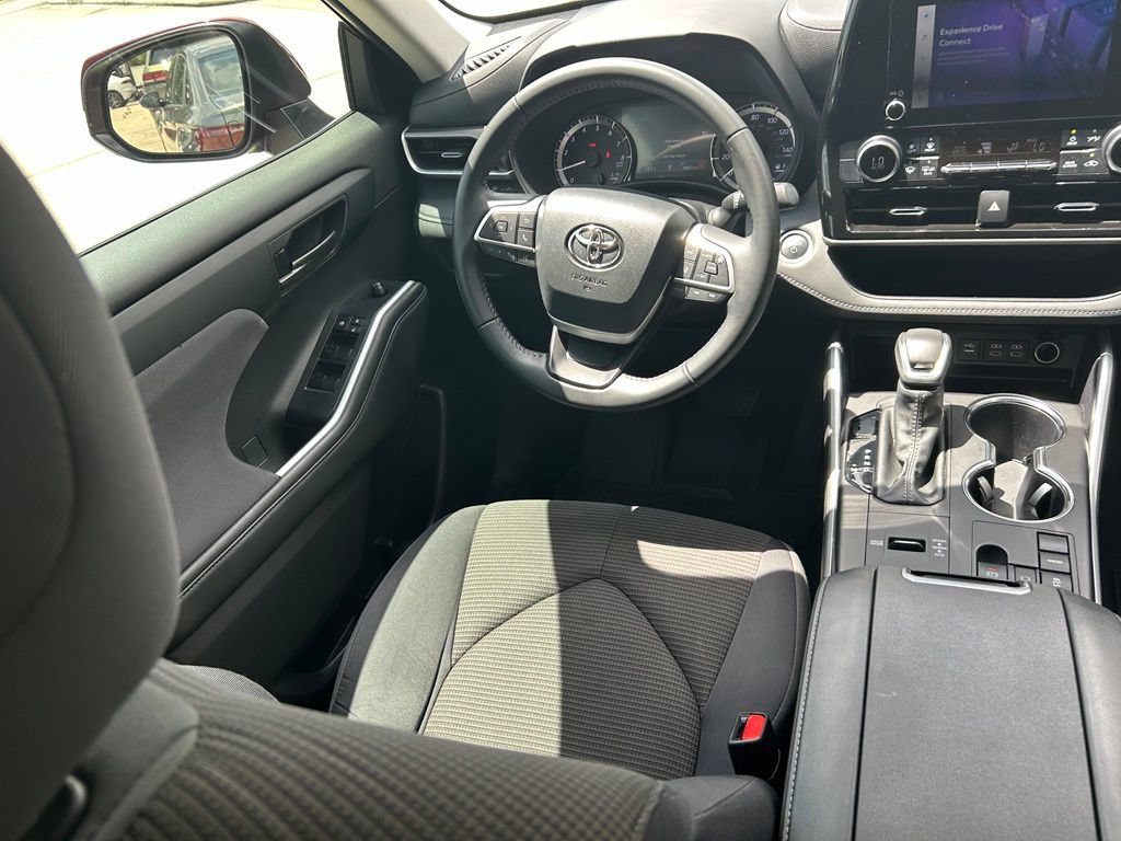 Used 2024 Toyota Highlander LE FWD image 9