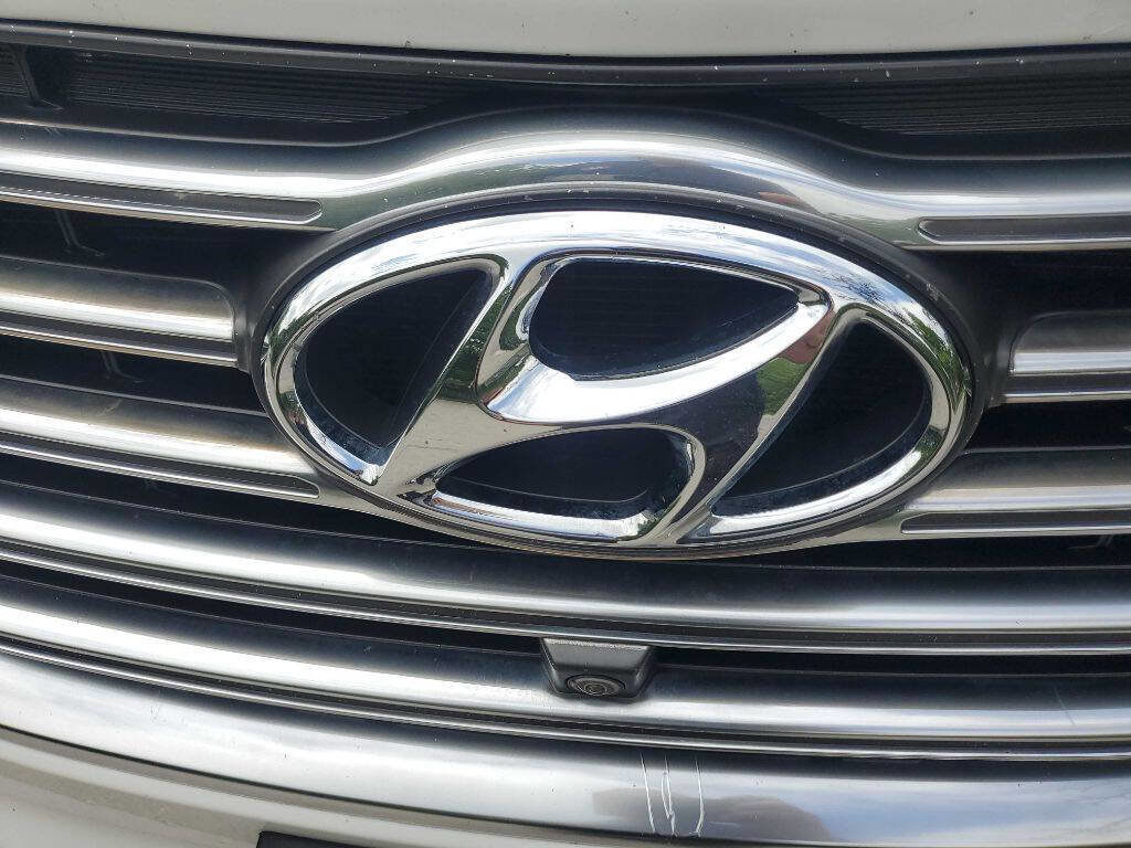 Used 2017 Hyundai Santa Fe Limited FWD image 10