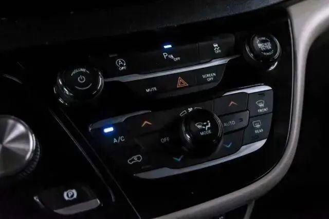 Used 2018 Chrysler Pacifica Touring Plus w/ Tire & Wheel Group FWD image 30