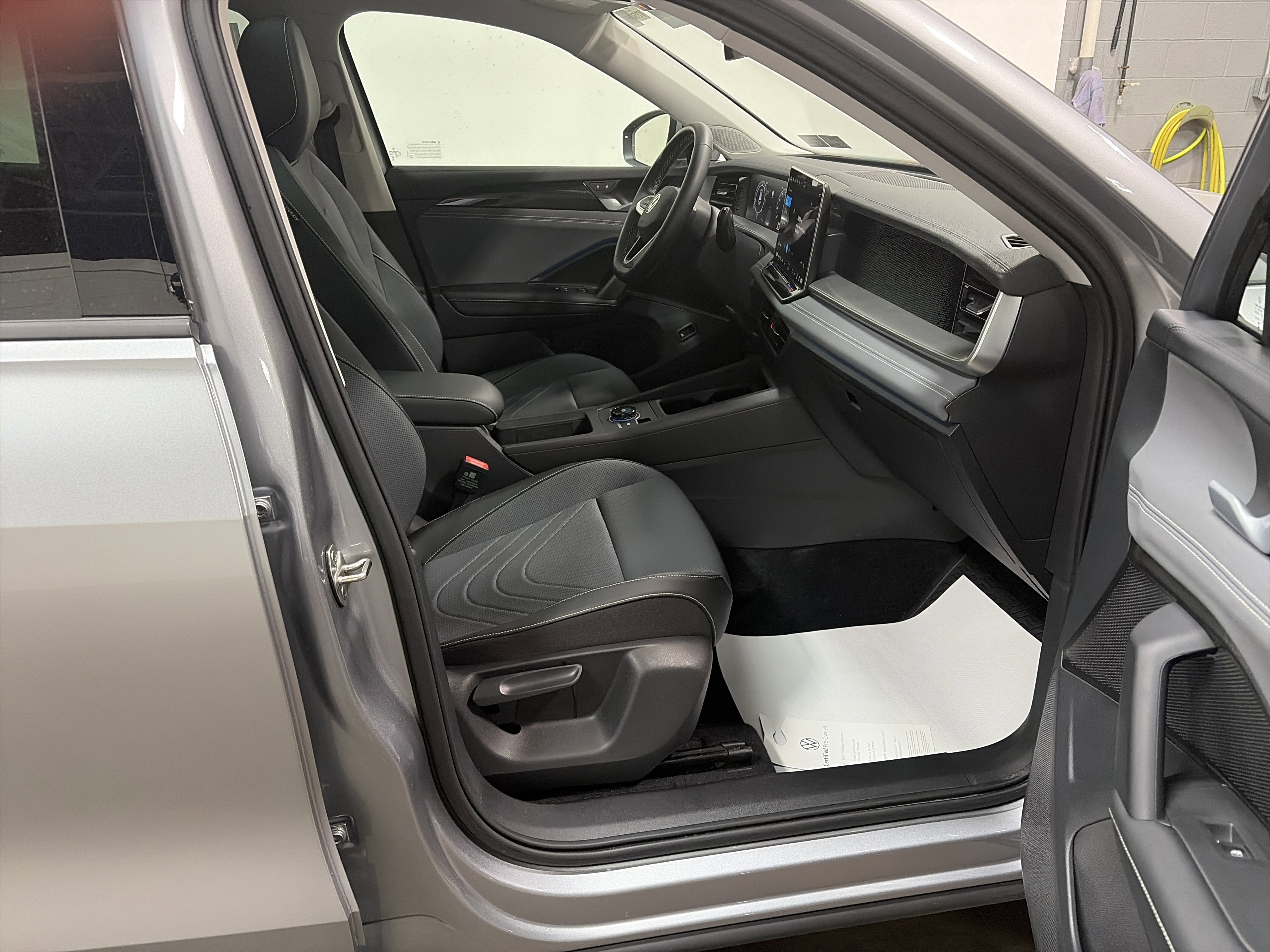 Certified 2025 Volkswagen Tiguan SE image 32