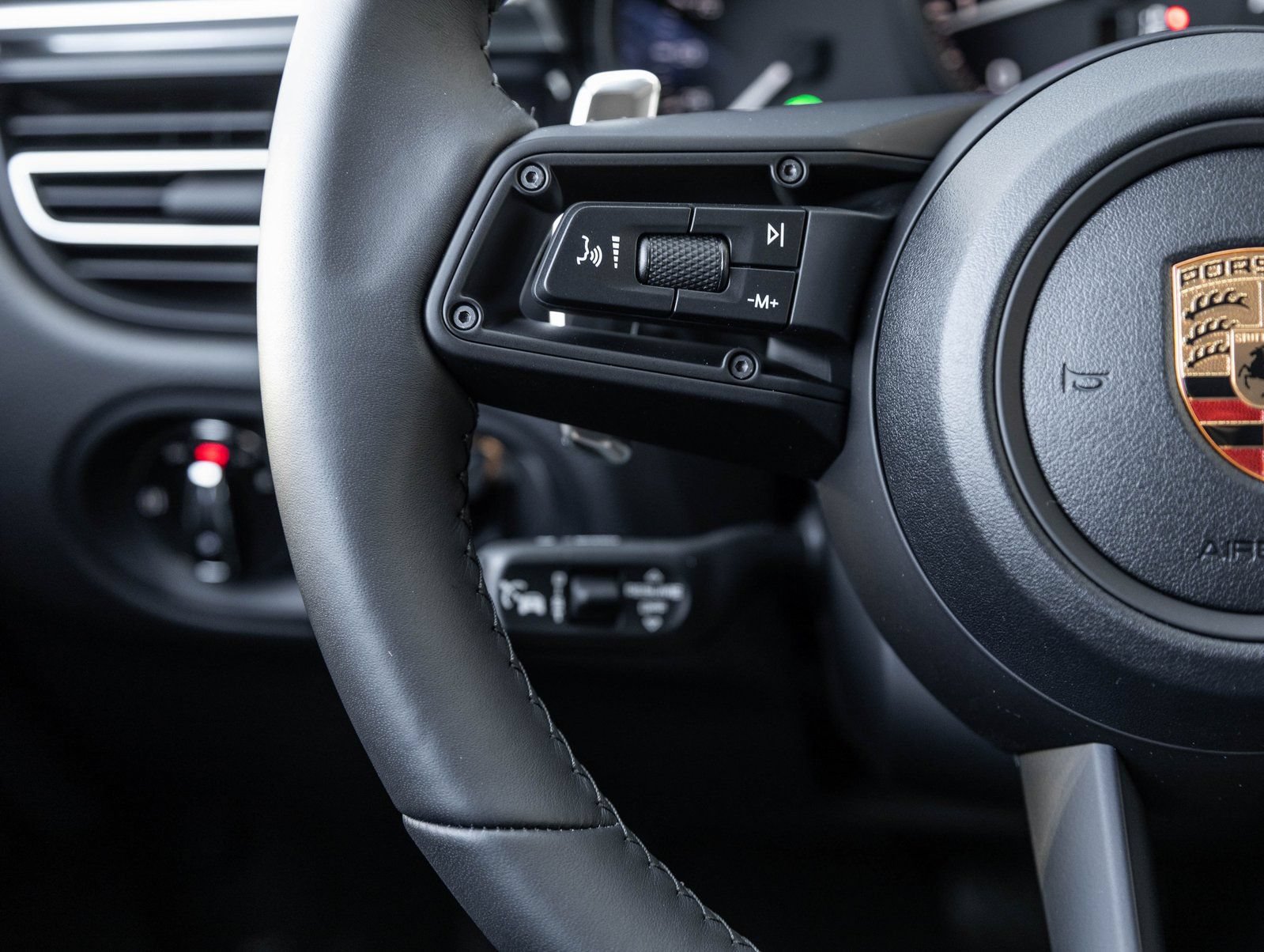Certified 2026 Porsche Macan Turbo AWD/4WD image 15