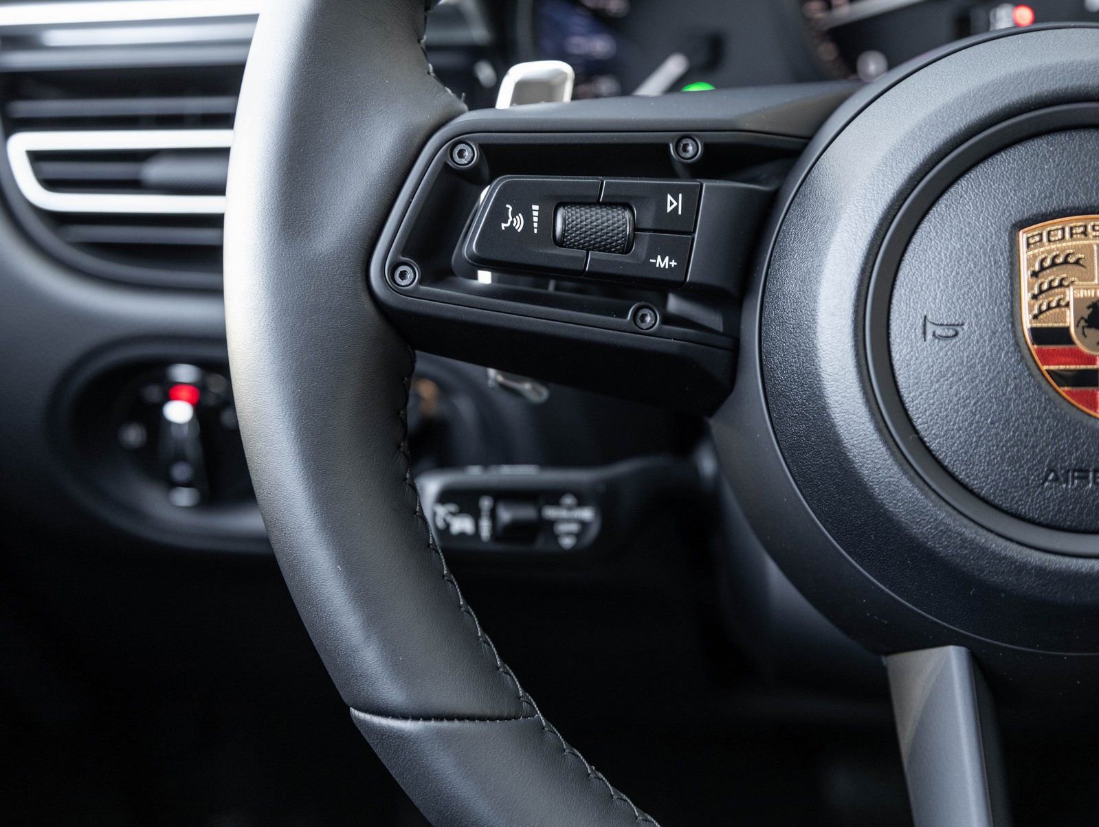 Certified 2026 Porsche Macan Turbo AWD/4WD image 15