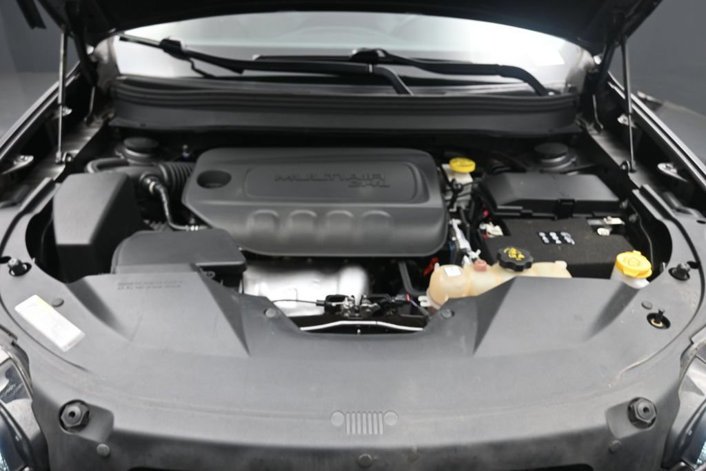 Used 2019 Jeep Cherokee Latitude Plus w/ Comfort/Convenience Group FWD image 28