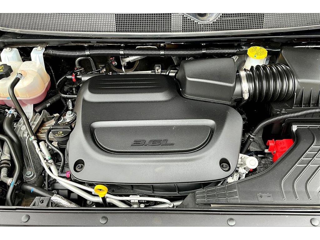 Used 2025 Chrysler Pacifica Limited image 11