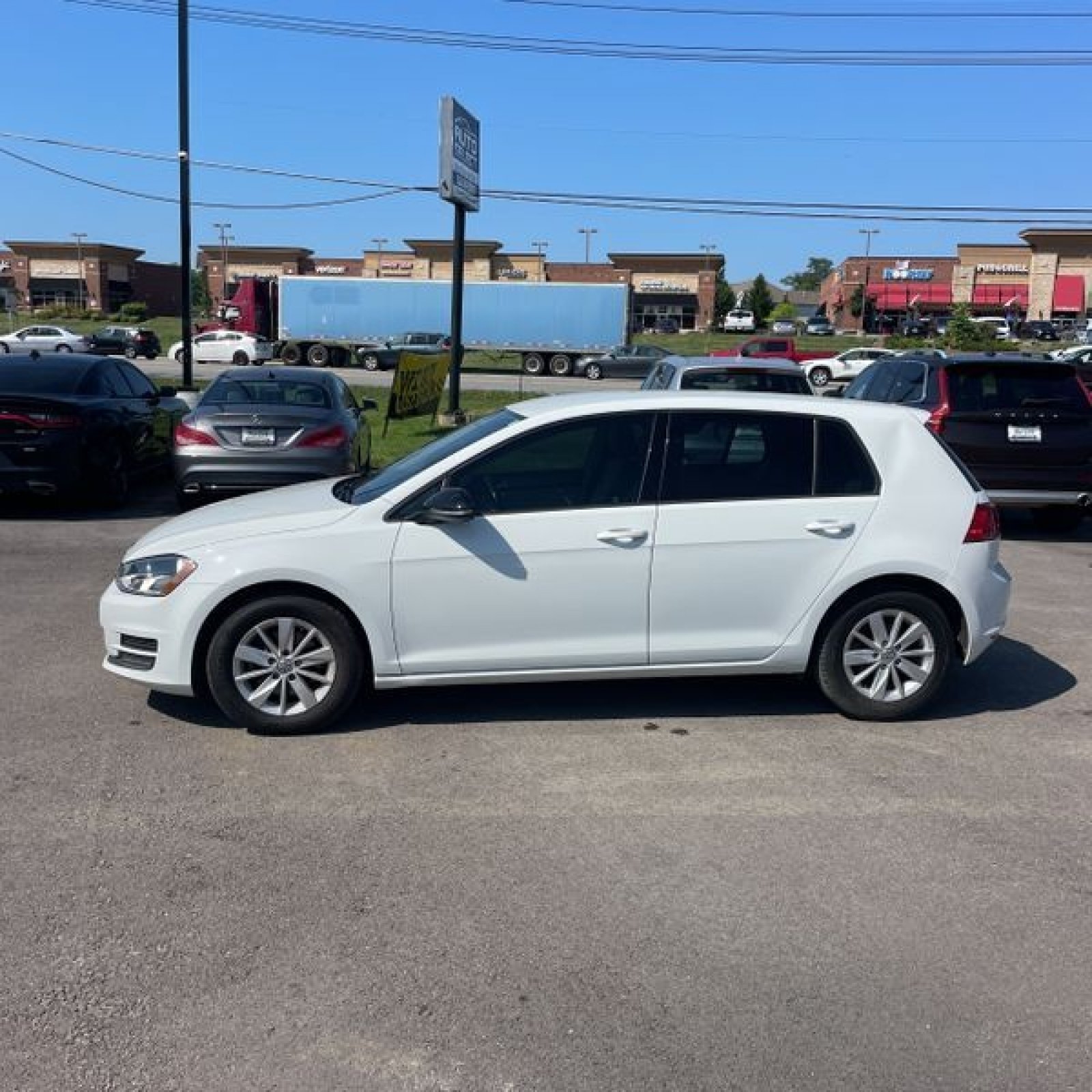 Used 2017 Volkswagen Golf S FWD image 5