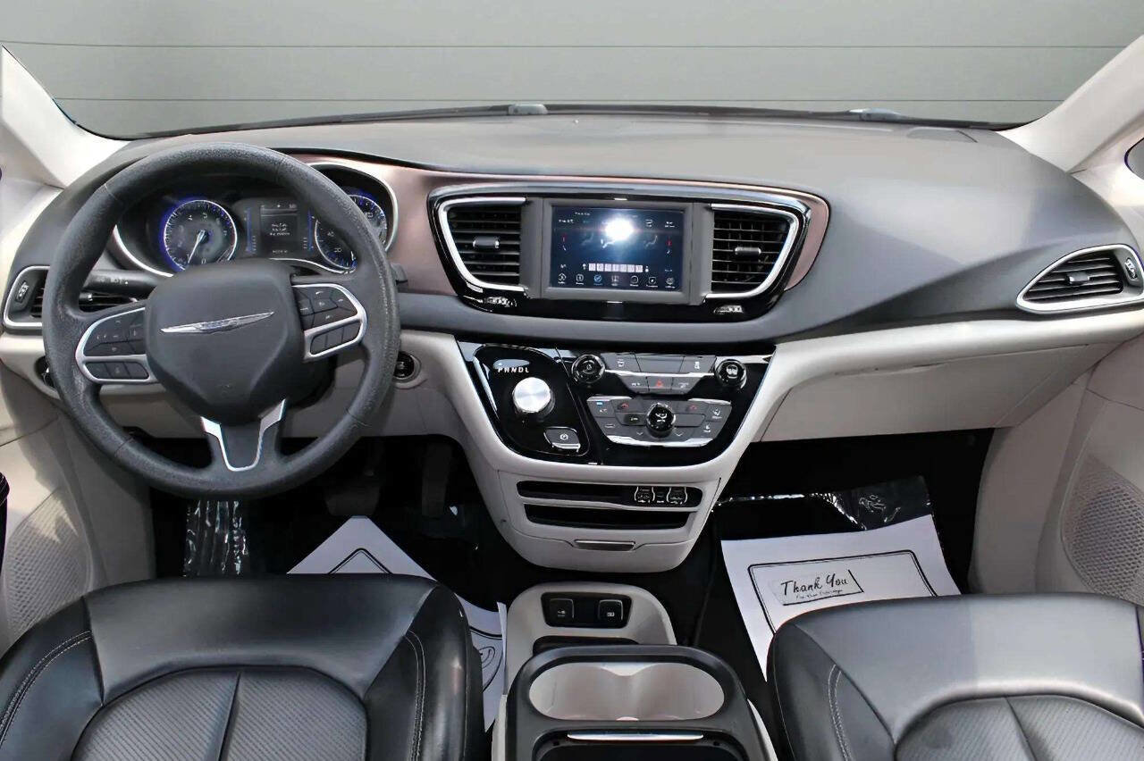 Used 2021 Chrysler Voyager Lxi image 10