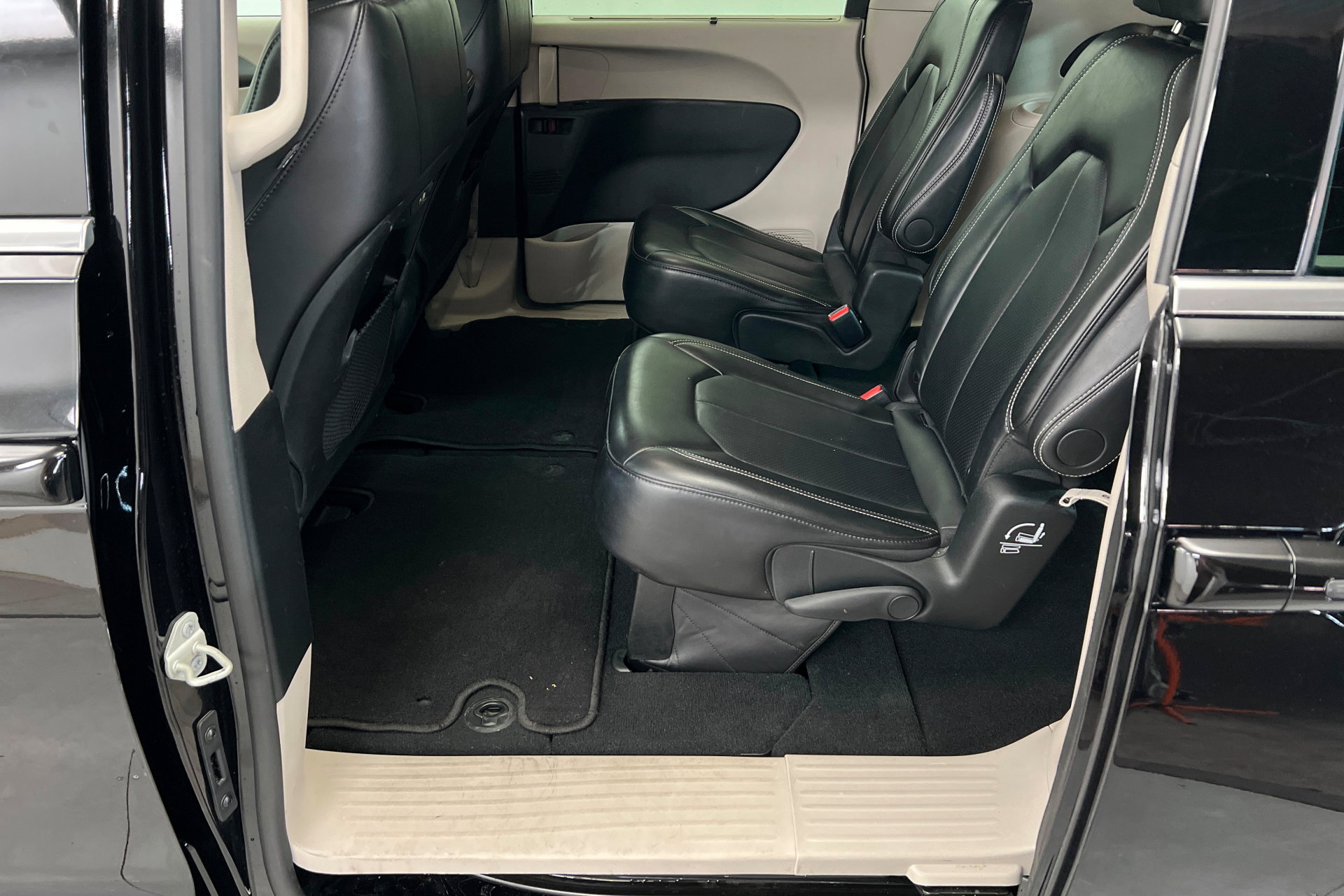 Used 2024 Chrysler Pacifica Touring-L FWD image 20