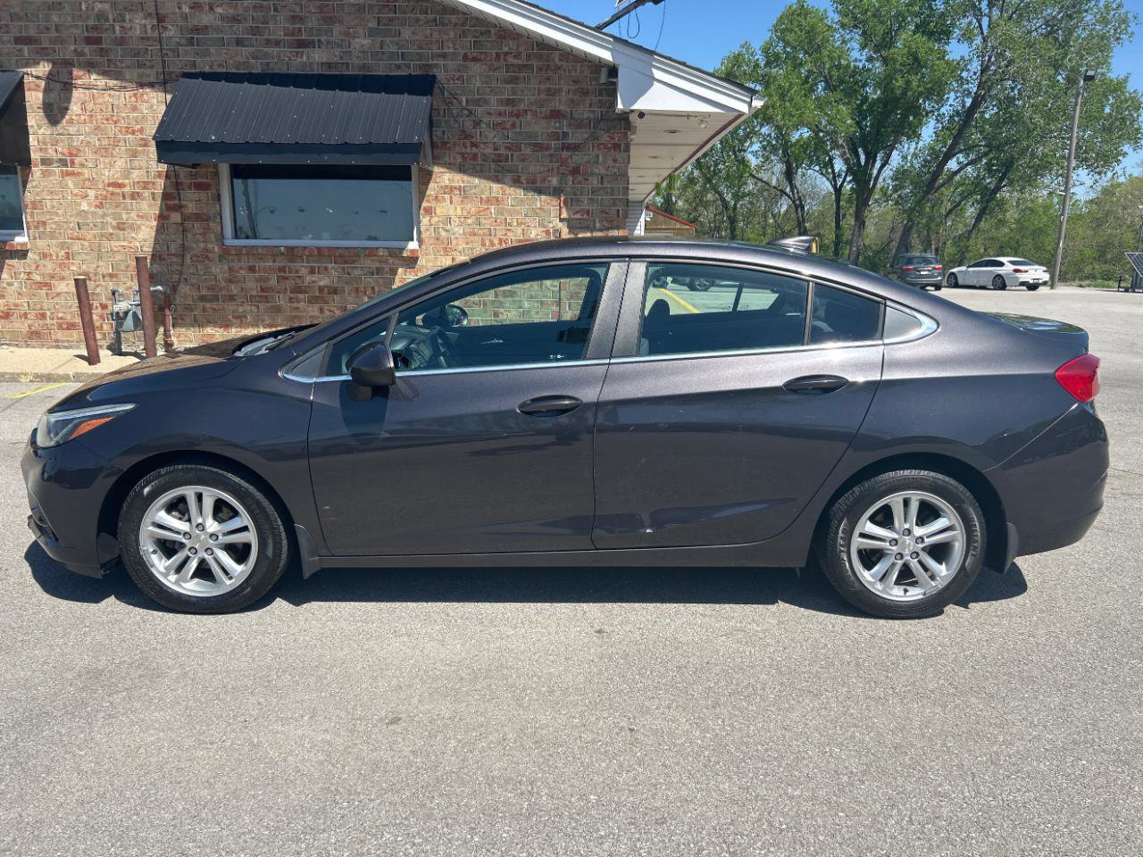 Used 2017 Chevrolet Cruze LT FWD image 10