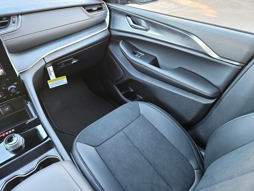 New 2025 Jeep Grand Cherokee Altitude image 15