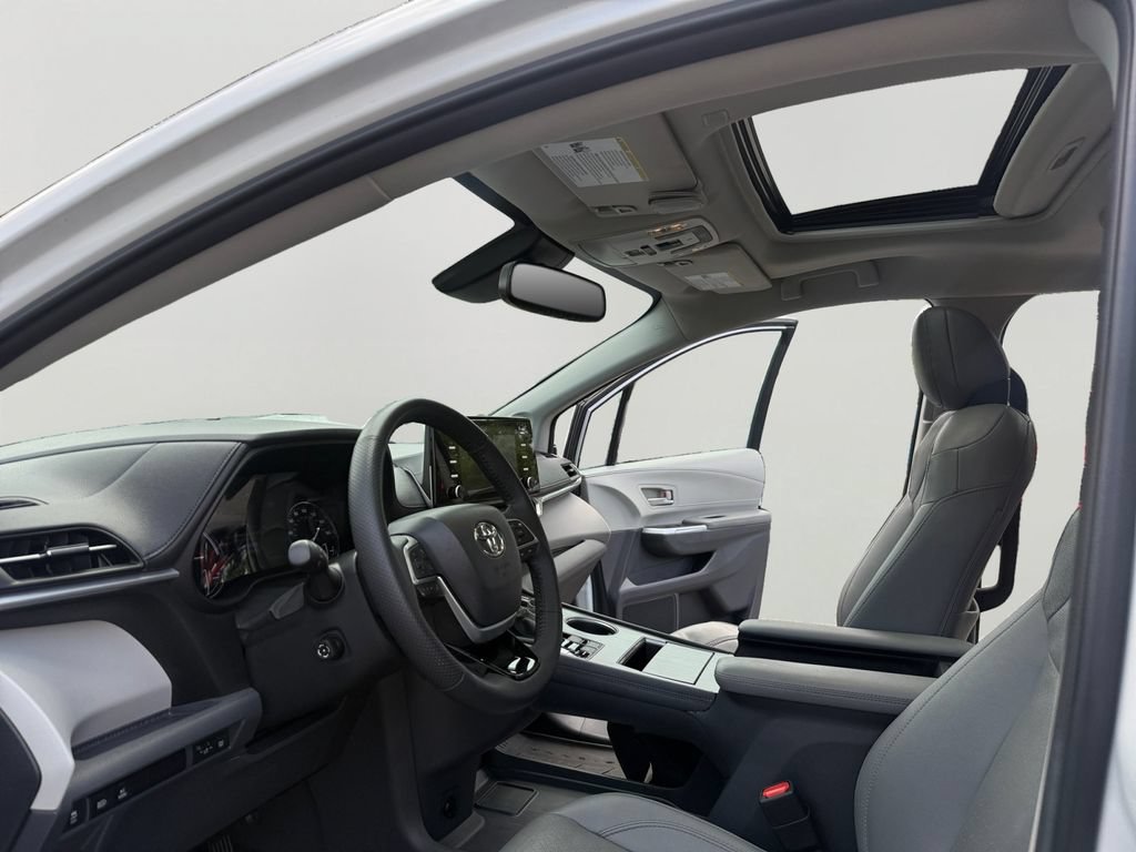Used 2023 Toyota Sienna Limited AWD/4WD image 9