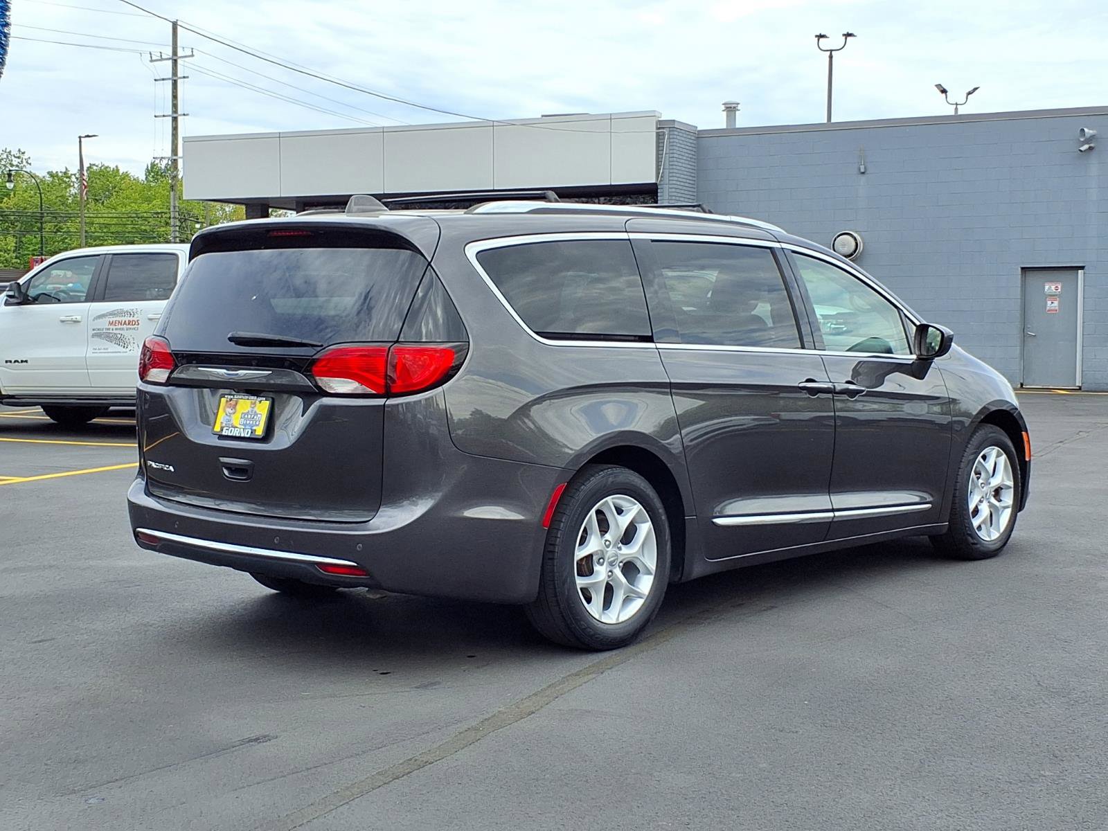 Used 2018 Chrysler Pacifica Touring-L w/ Tire & Wheel Group FWD image 2