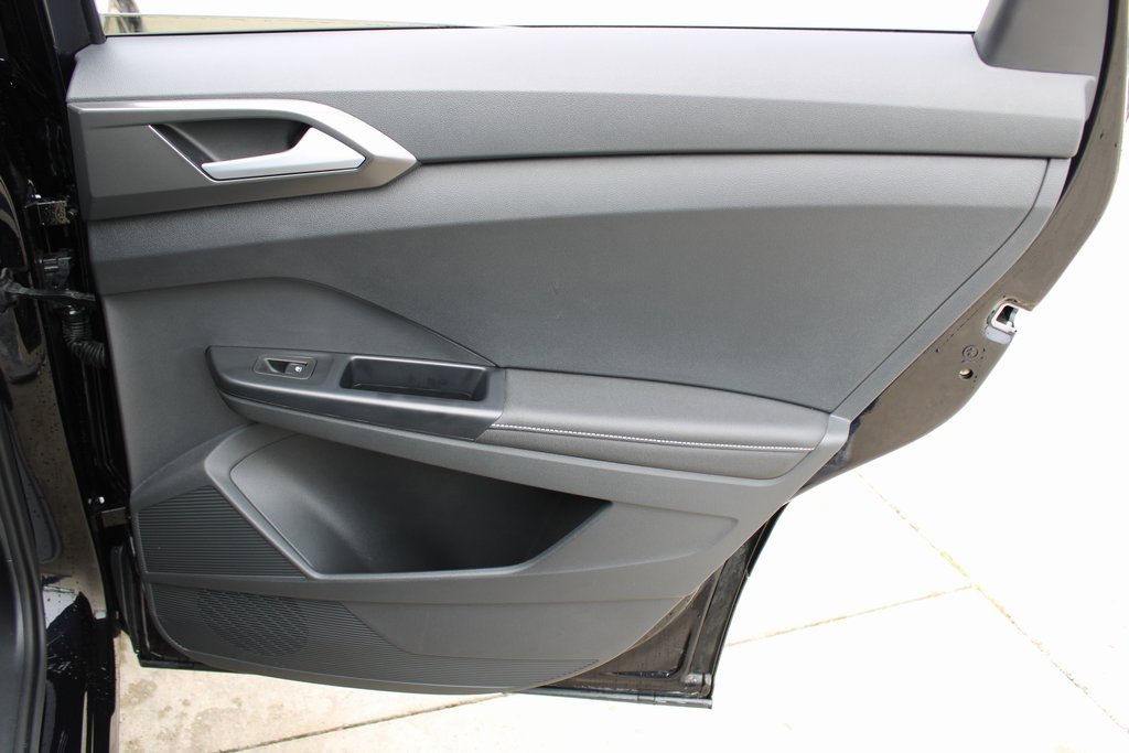 Certified 2025 Volkswagen Taos SE image 23